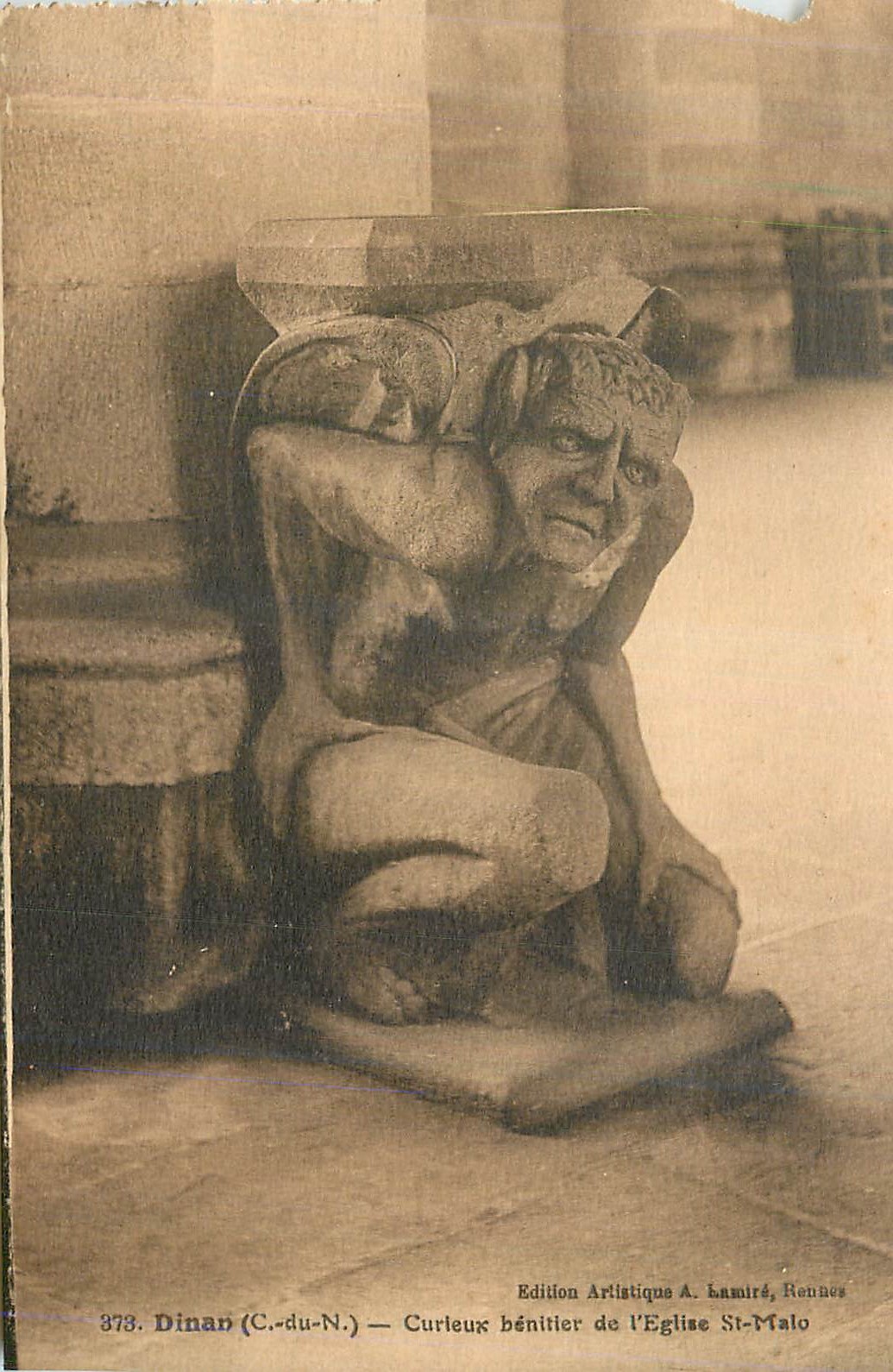 Dinan (C.-du-N.) — Curleux bénitier de l'Église St-Malo