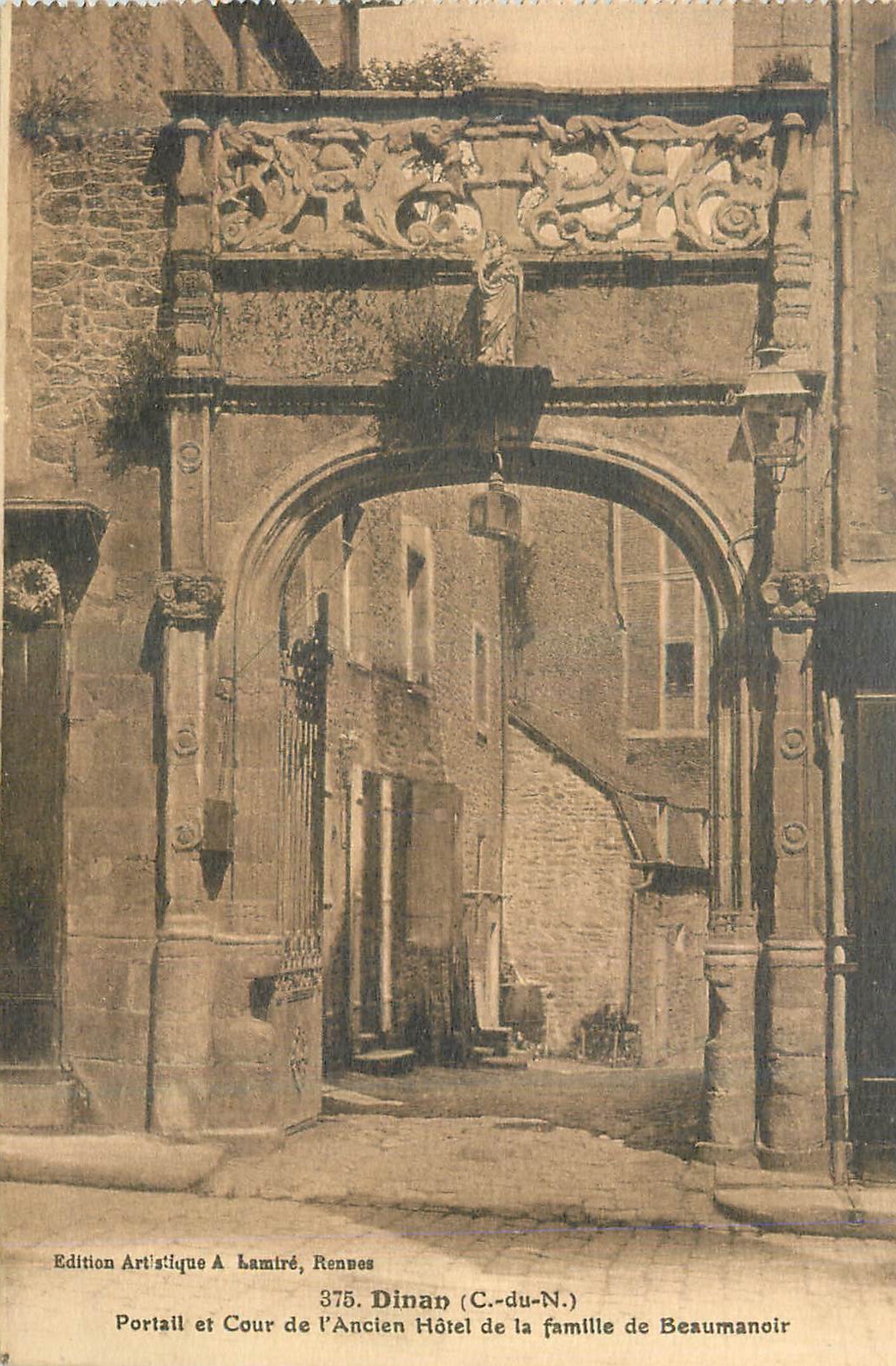 CPA Dinan C du N Portail et Cour de l Ancien Hotel de la familie de Beaumanoir