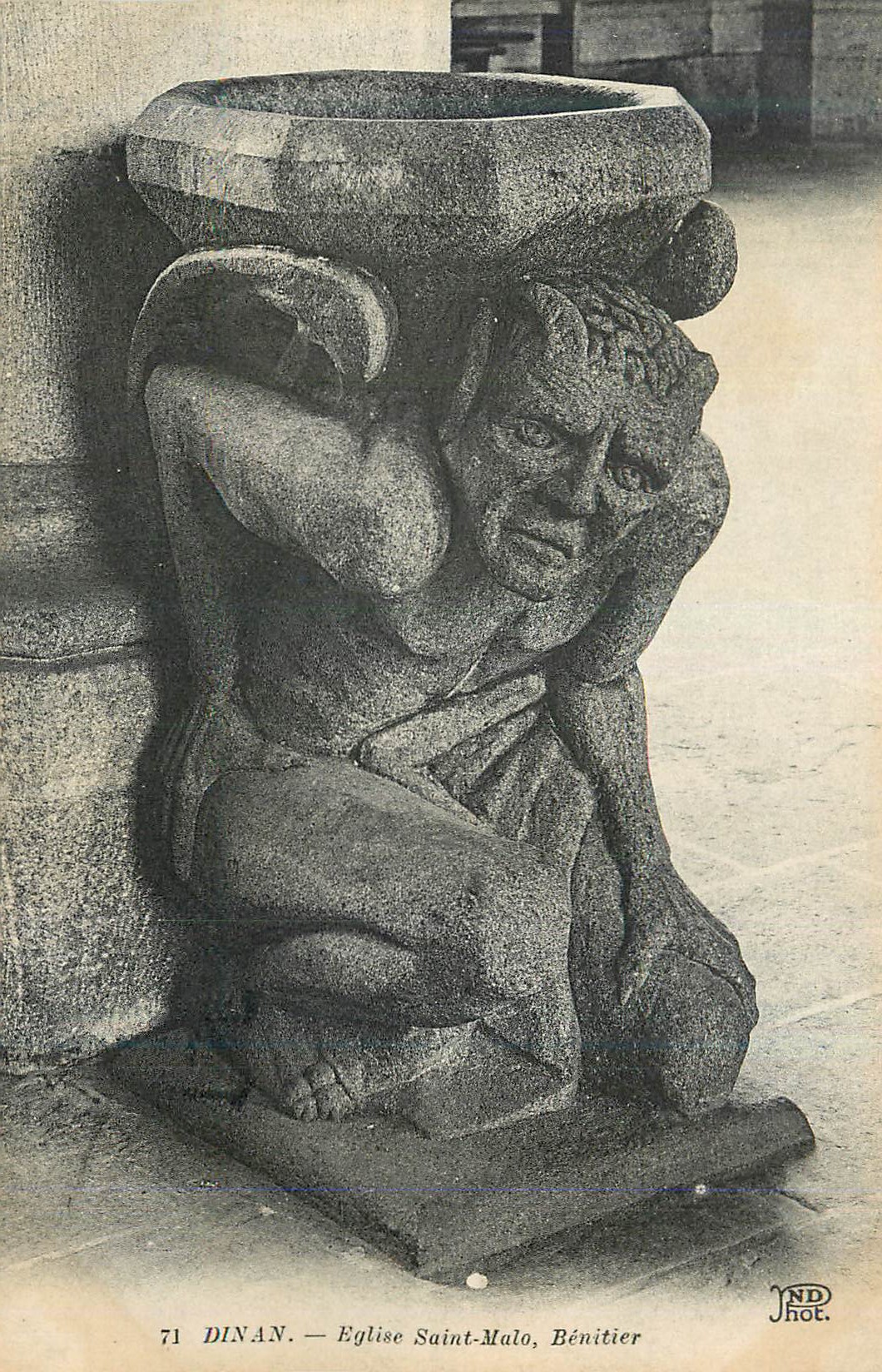 Dinan — Église Saint-Malo, Bénitier