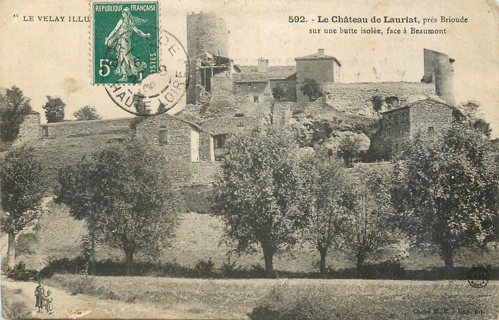 CPA Le Velay Le Chateau de Lauriat pres Brioude sur une butte isolee face a Beaumont
