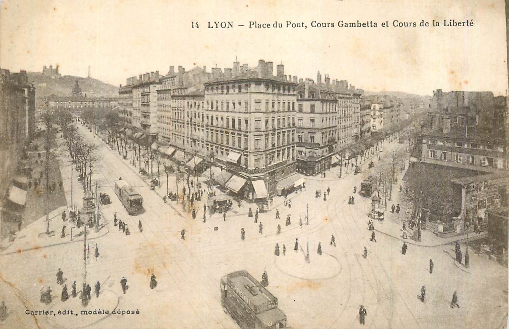CPA Lyon Place du Pont Cours Gambetta et Cours de la Liberte Tramway