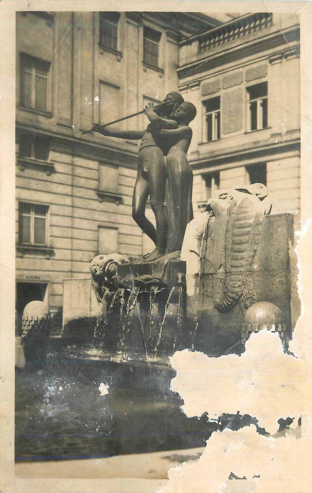 Fontaine de la Musique — statue de deux musiciens — éditeur inconnu, n° de série non lisible