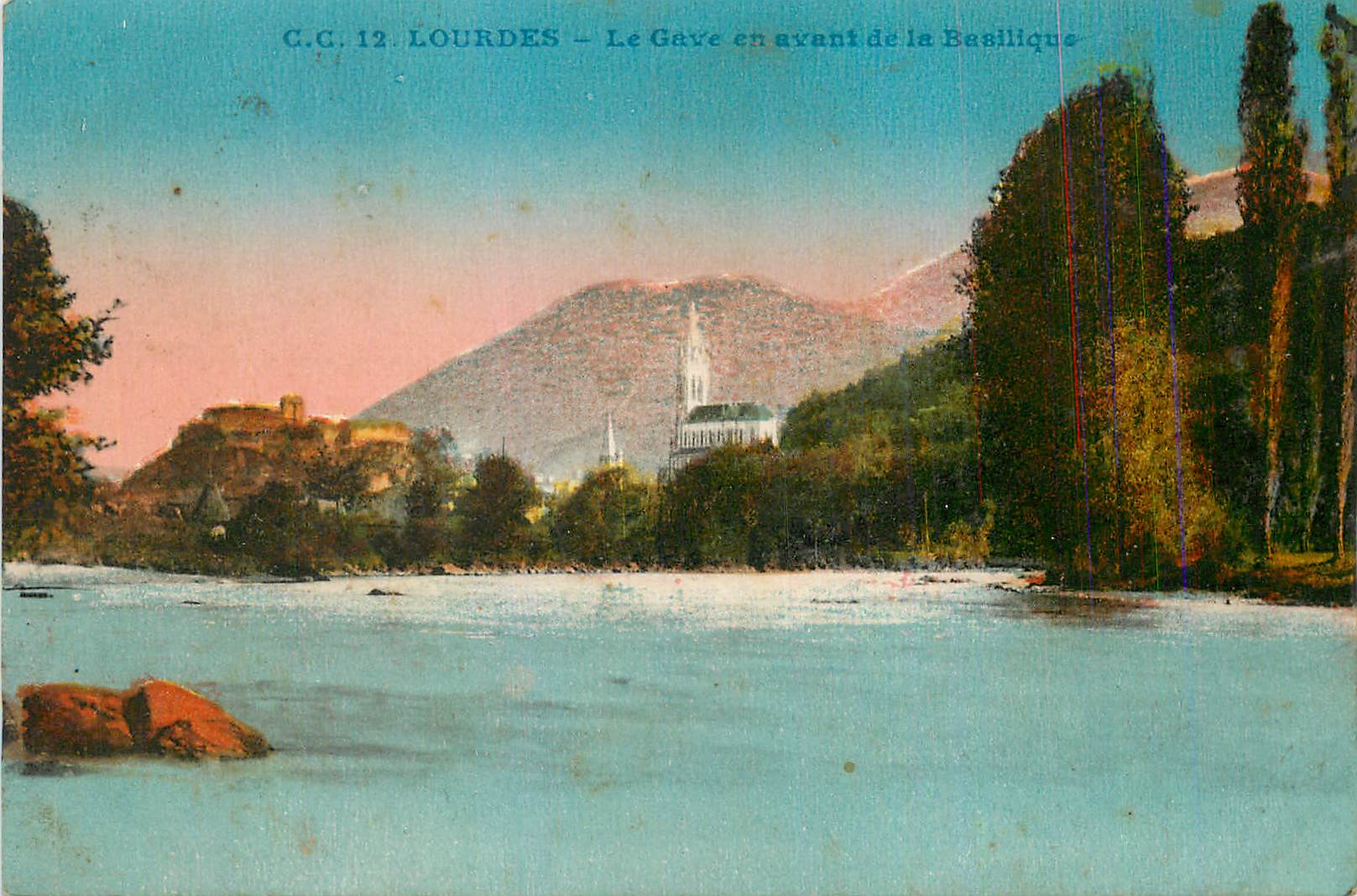 CPA Lourdes Le Gare en avant de la Basilique