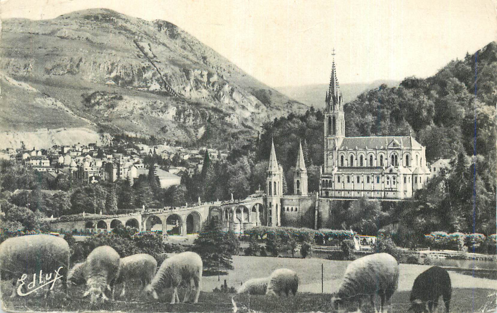 CPA Lourdes La Basilique et le Pic du Jer