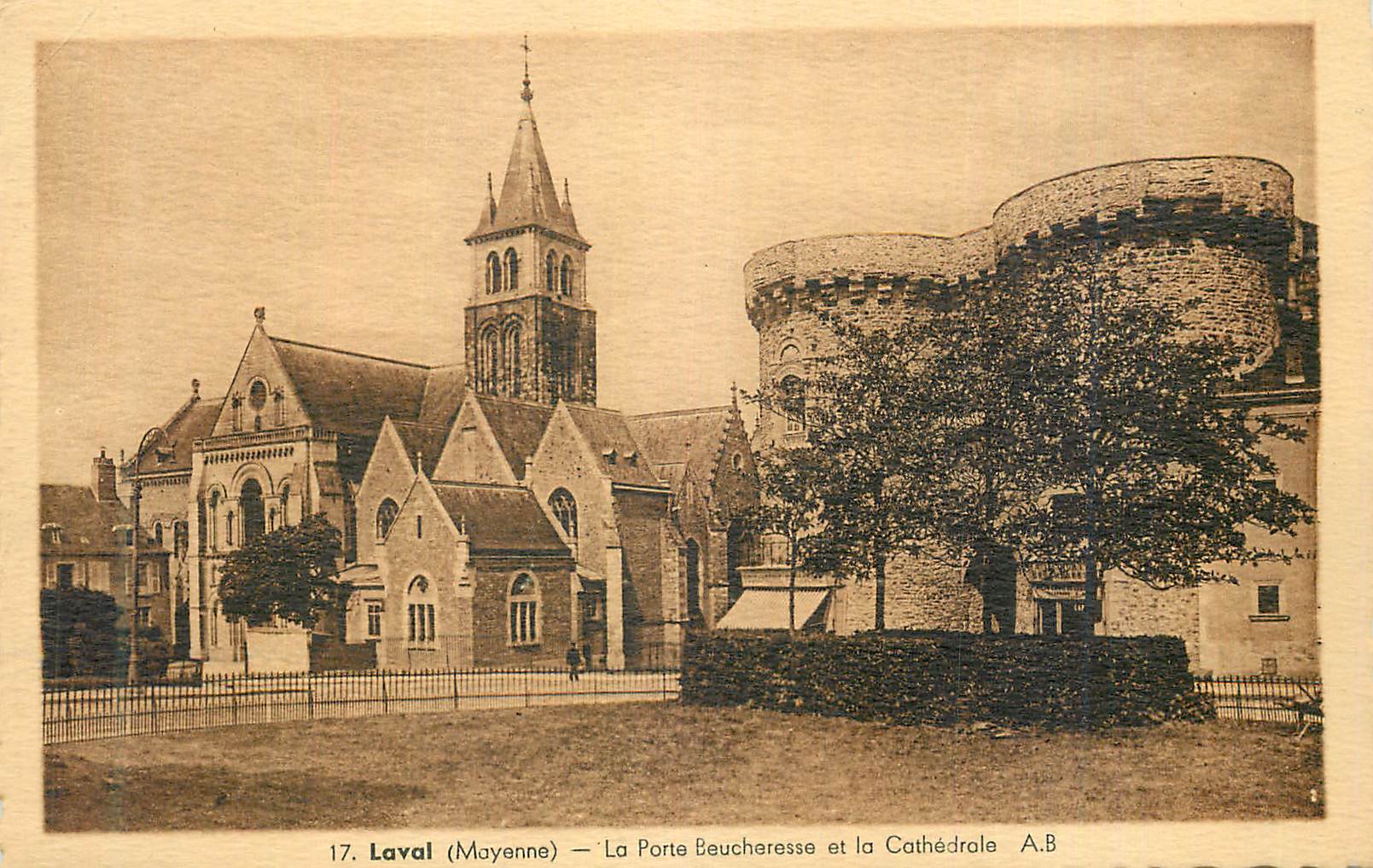 CPA Laval Mayenne La Porte Beucharesse et la Cathedrale