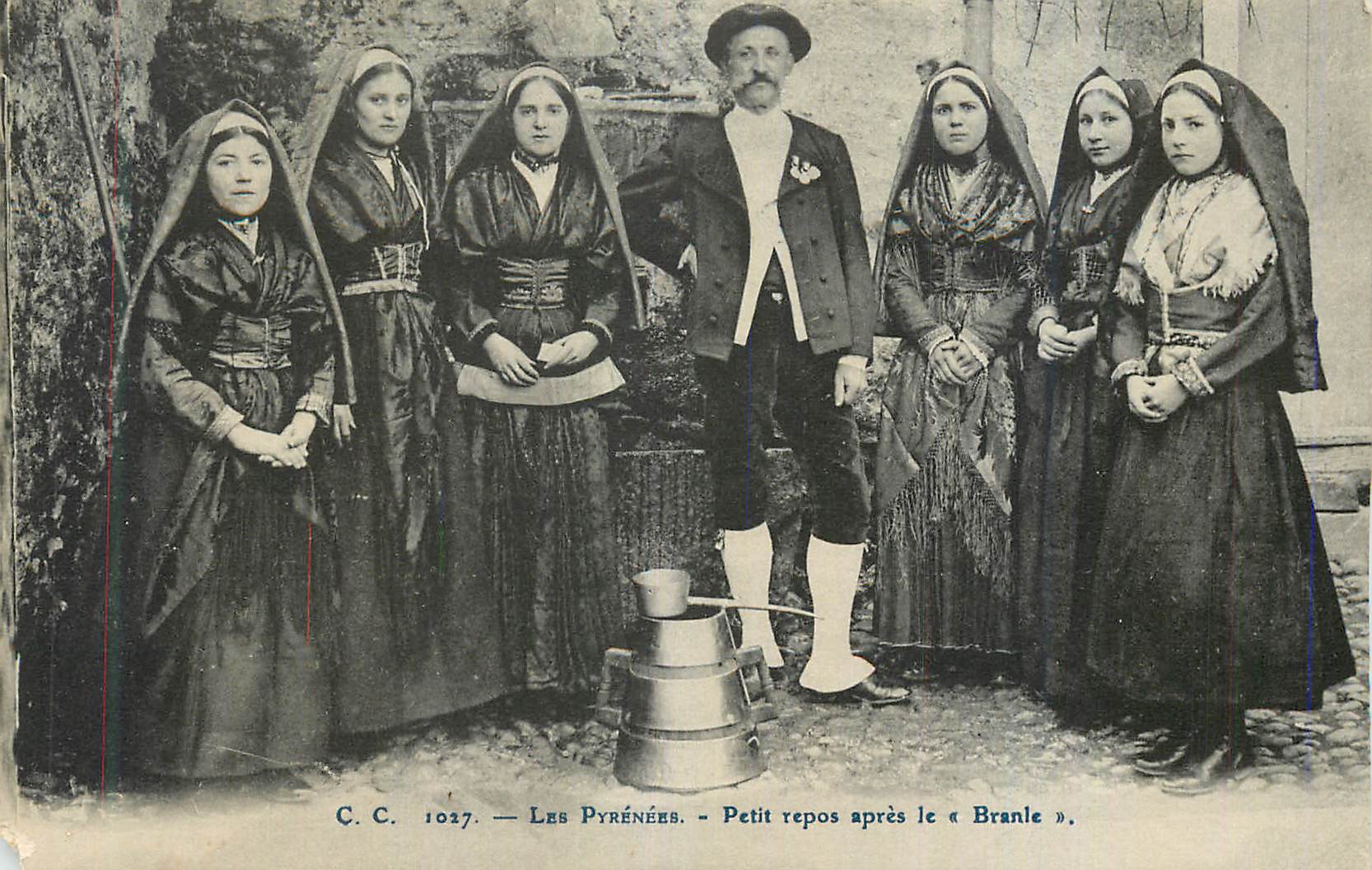 CPA Les Pyrenees Petit repos apres le Branle Folklore