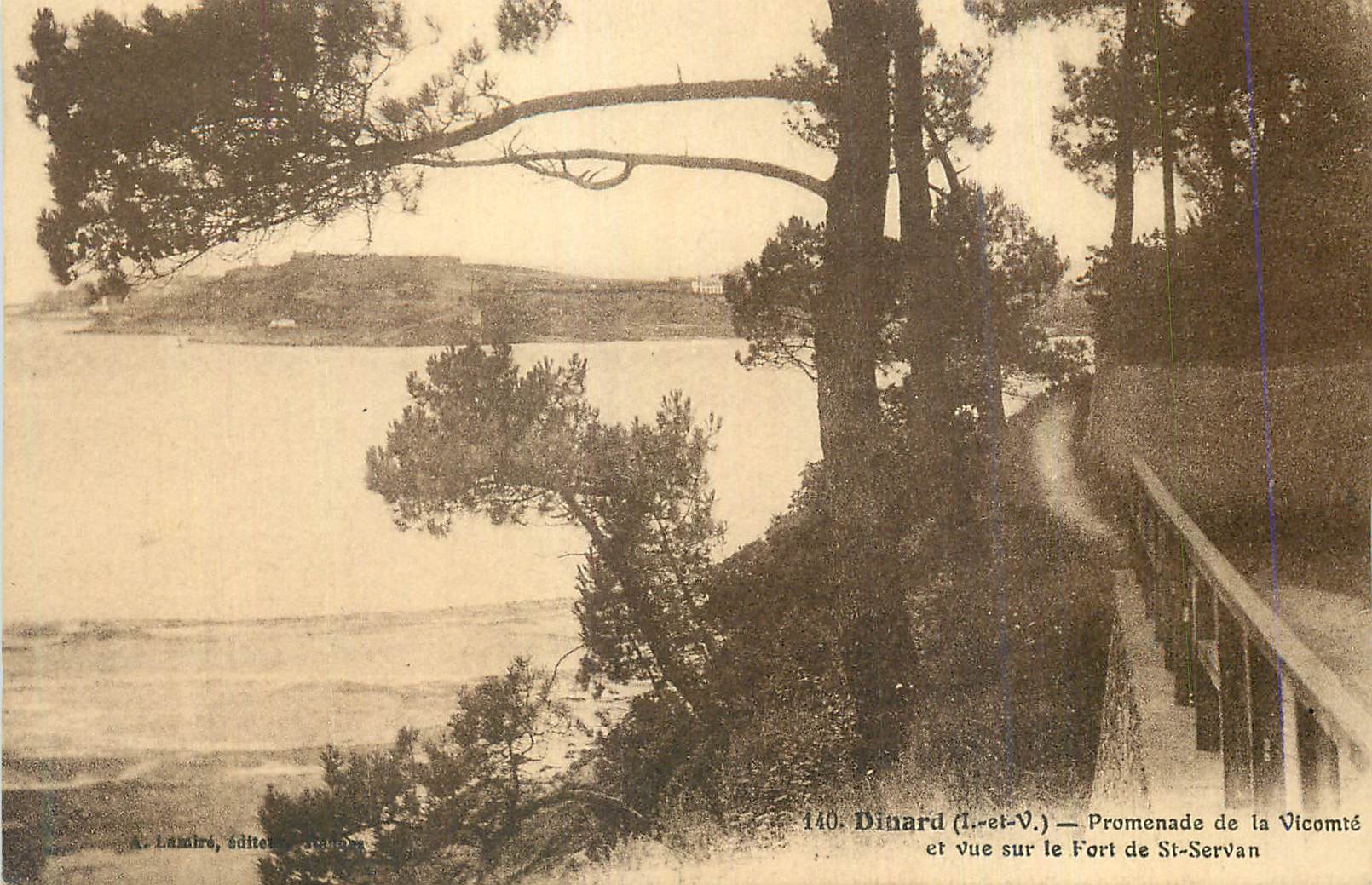 Dinard (I.-et-V.) — Promenade de la Vicomté et vue sur le Fort de St-Servan