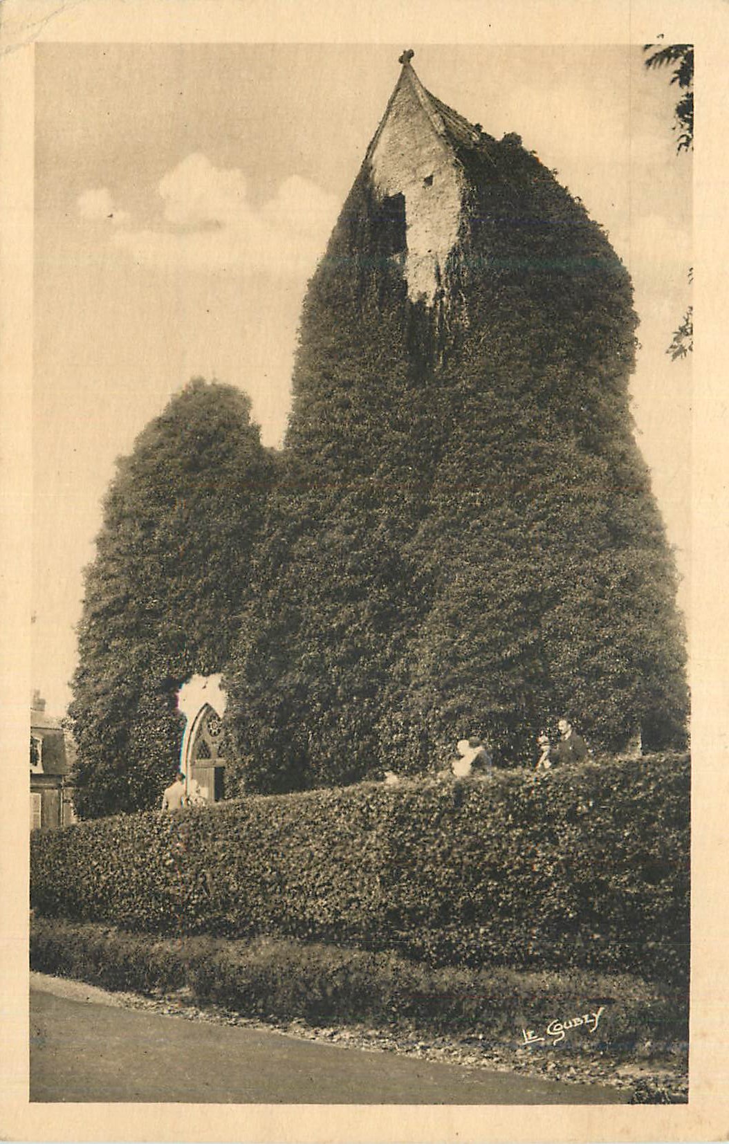 Tour de l'abbaye de Fontevraud — couverte de lierre — Le Guary