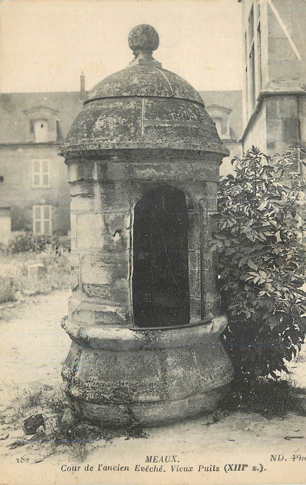 CPA Meaux Cour de l'Ancien Eveche Vieux Puits (XIIIe S)