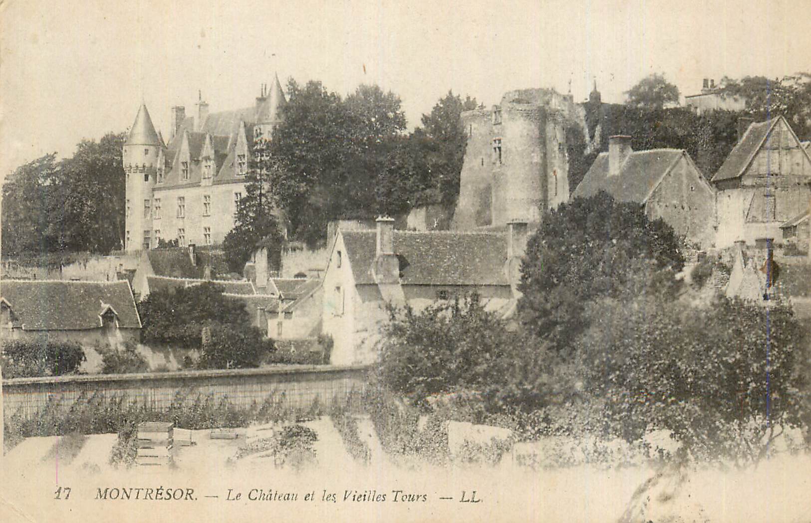 CPA Montresor Le Chateau et les Vieilles Tours