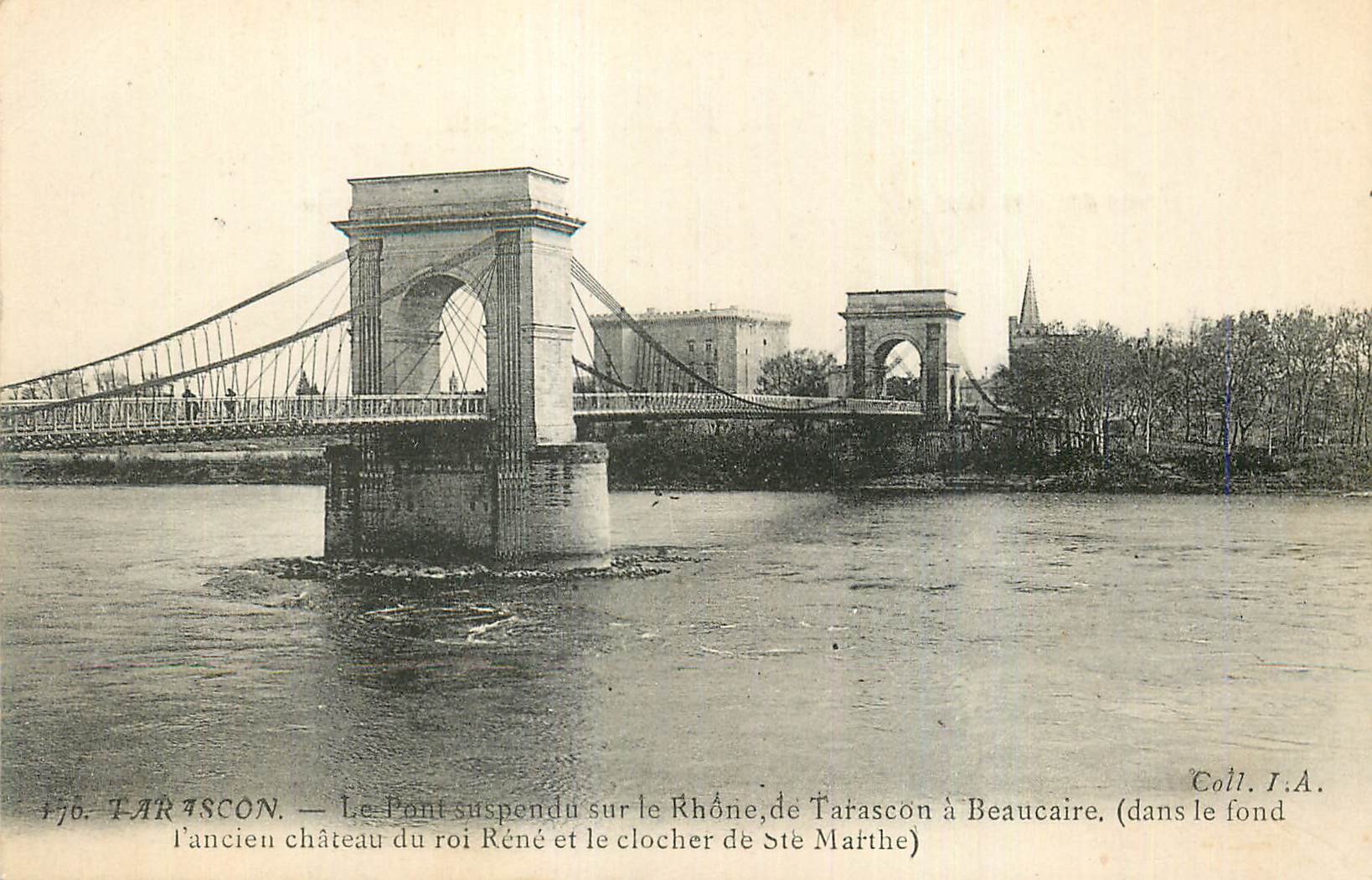 Tarascon — Le Pont suspendu sur le Rhône, de Tarascon à Beaucaire (dans le fond l'ancien château du roi René et le clocher de Sainte-Marthe)