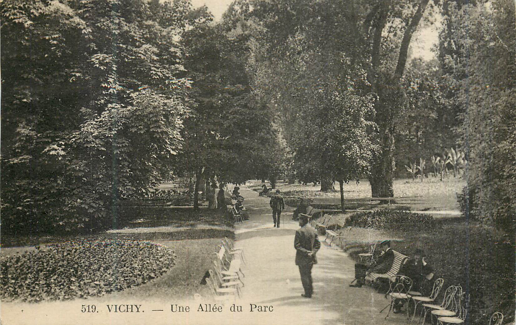 CPA Vichy Une Allee du Parc