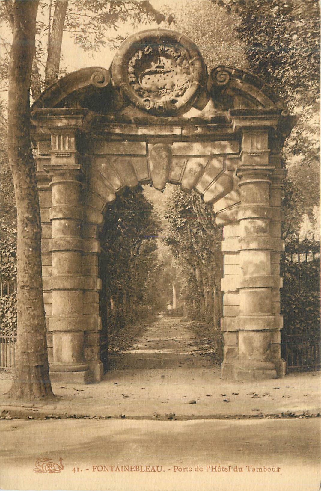 Fontainebleau — Porte de l'Hôtel du Tambour — éditeur non identifié, n° 41