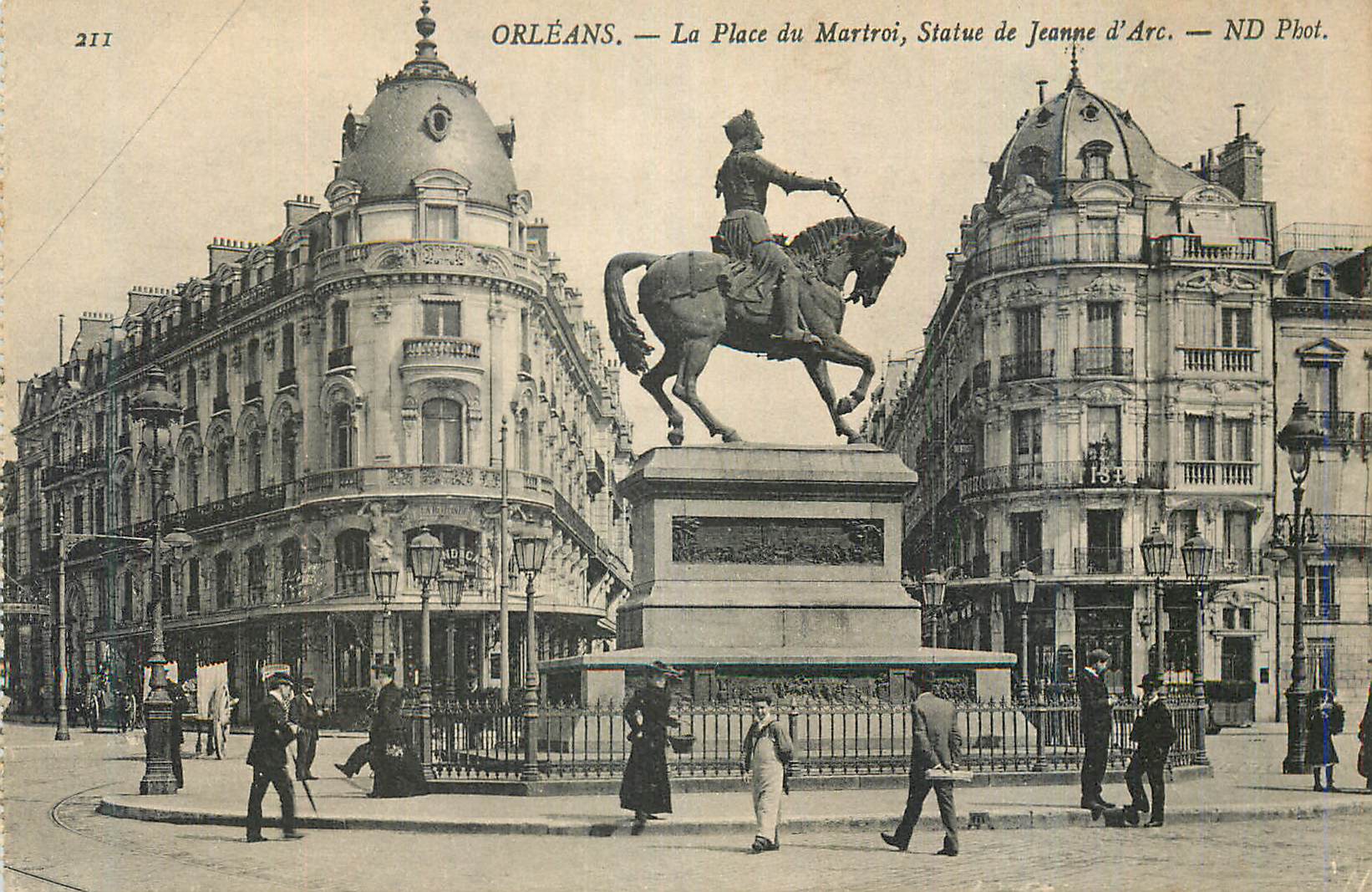 CPA Orleans La Place du Martroi Statue de Jeanne d'Arc
