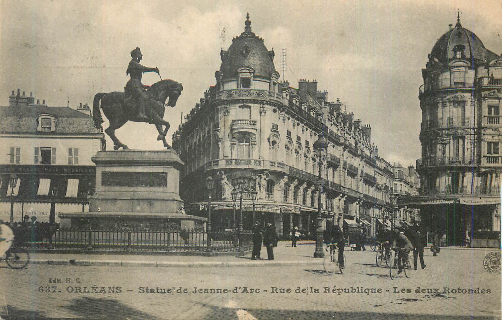 CPA Orleans Statue de Jeanne d'Arc Rue de la Republique Les Deux Rotondes