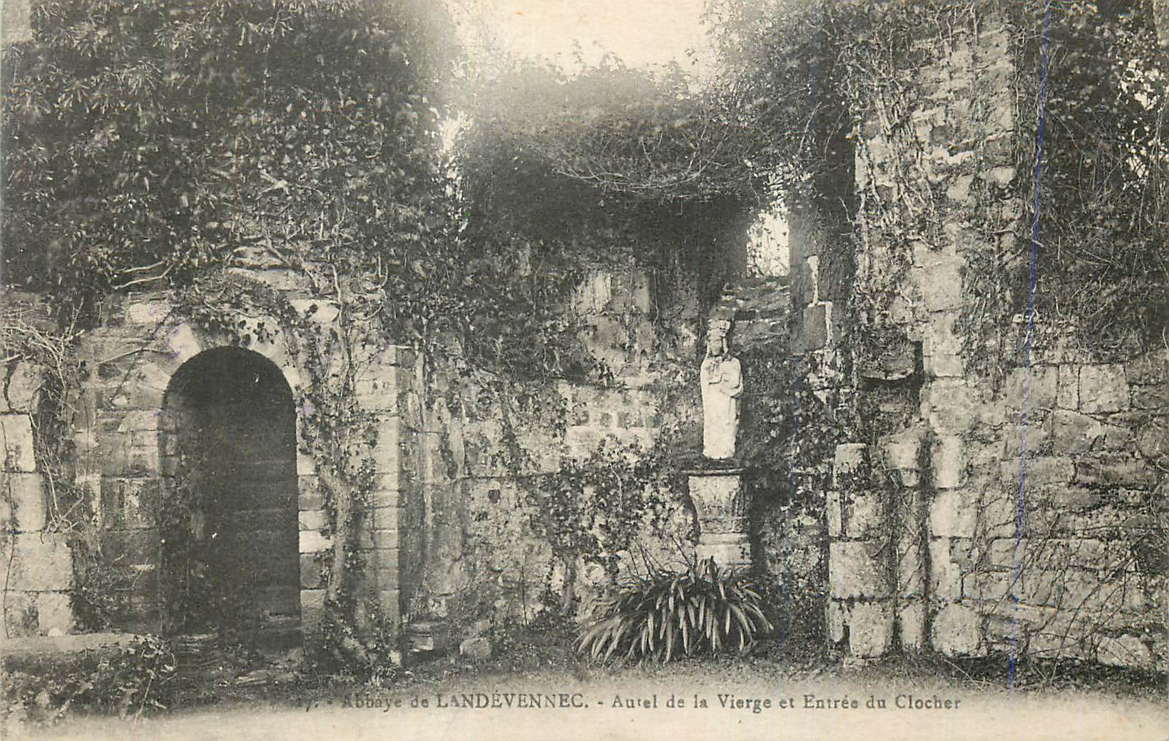 CPA Abbaye de Landevennec Autel de la Vierge et Entree du Clocher
