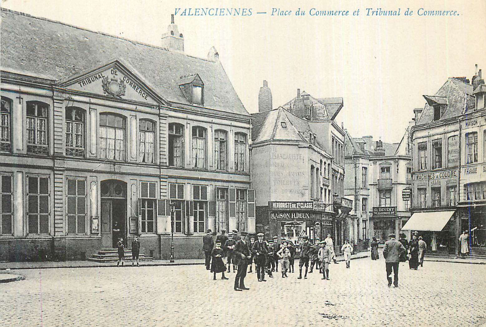 Valenciennes — Place du Commerce und Tribunal de Commerce