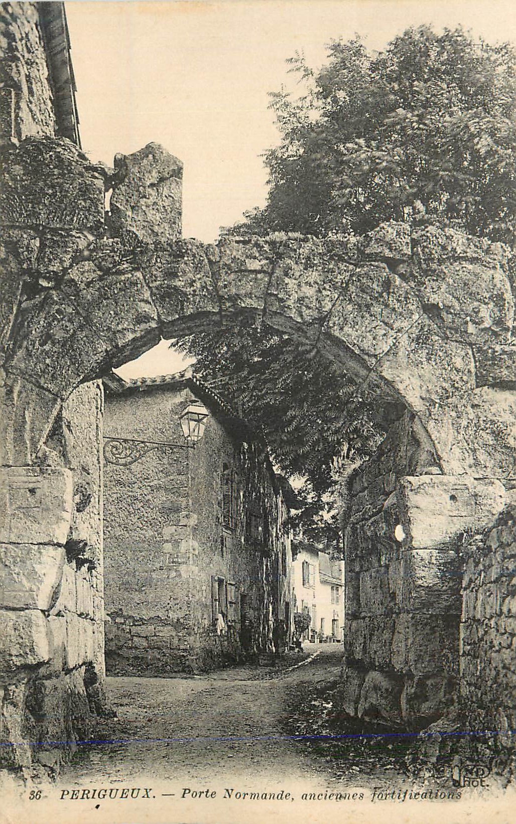 Périgueux — Porte Normande, anciennes fortifications — éditeur L. Hot, n° 36