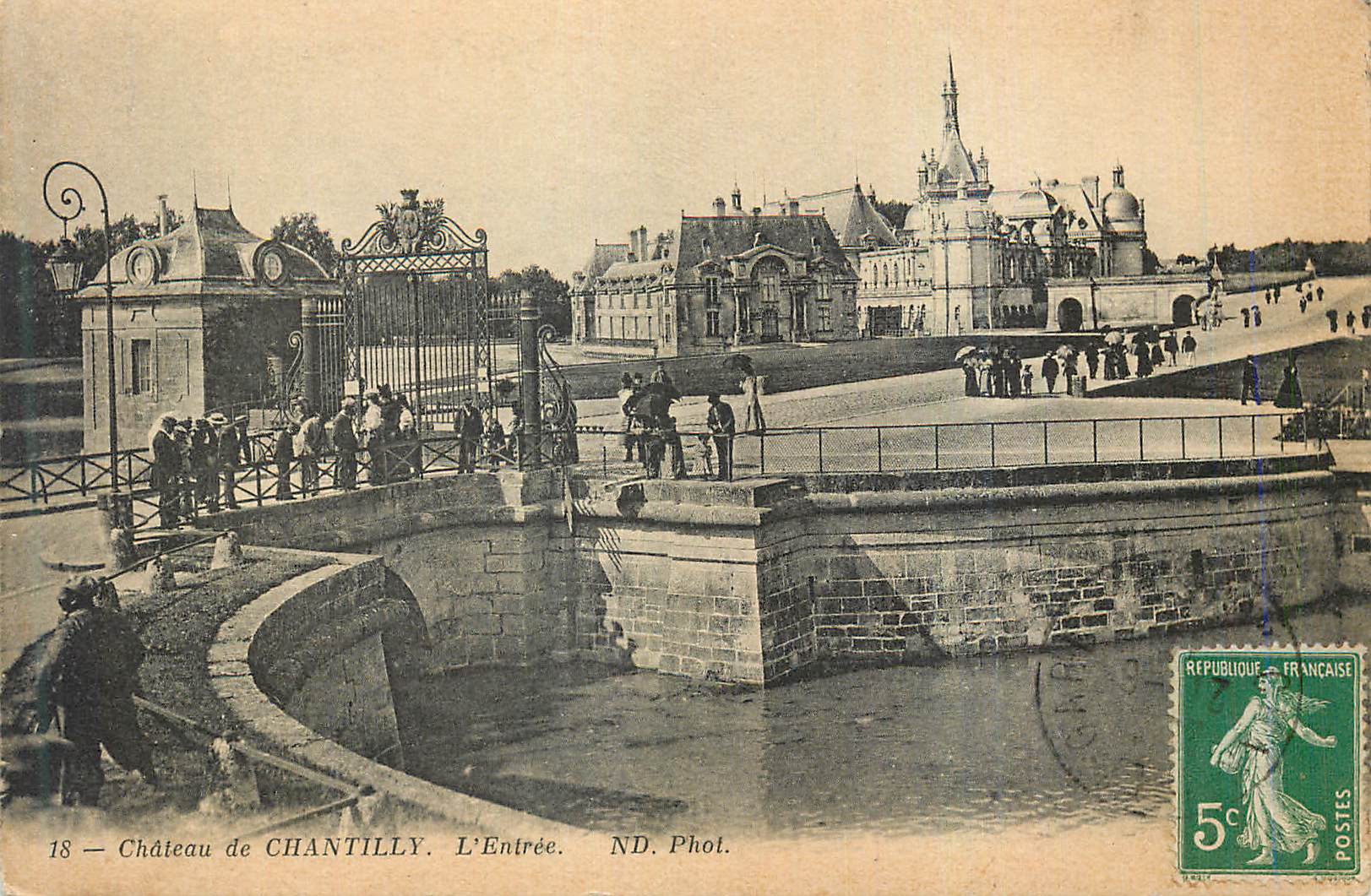 CPA Le Chateau de Chantilly L'Entree