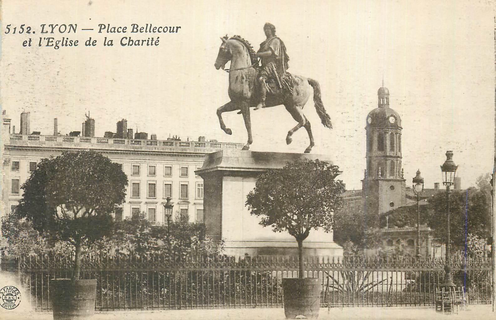 CPA Lyon Place Bellecour et l'Eglise de la Charite
