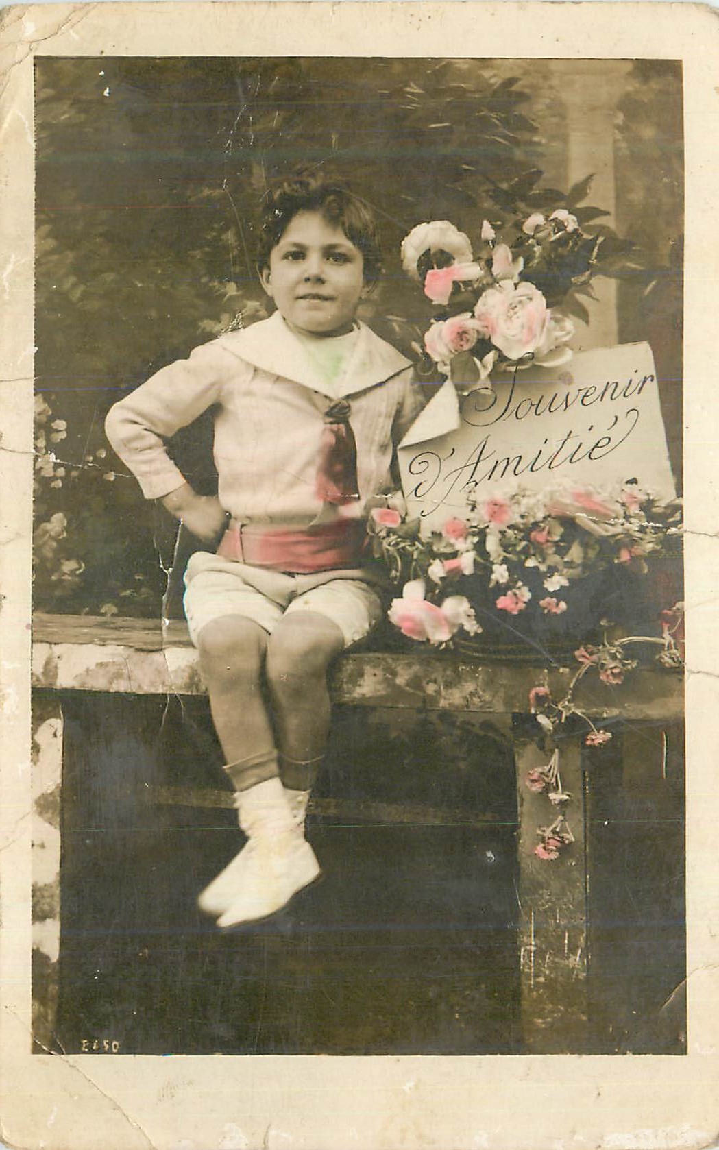 Enfant assis sur un banc — Souvenir d'Amitié — E480 - Recto