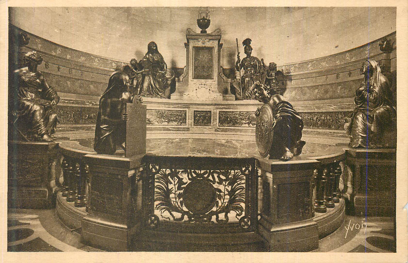Intérieur du Panthéon de Paris — vue des statues — Yvoit
