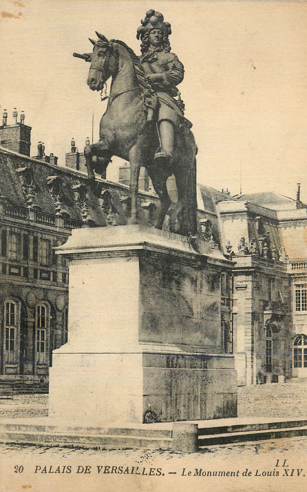 CPA Palais de Versailles le Monument de Louis XIV