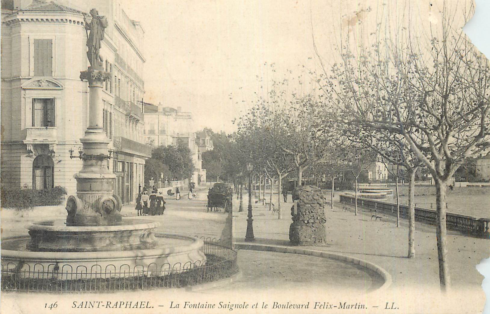 CPA Saint Raphael La Fontaine Saignole et le Boulevard Felix Martin