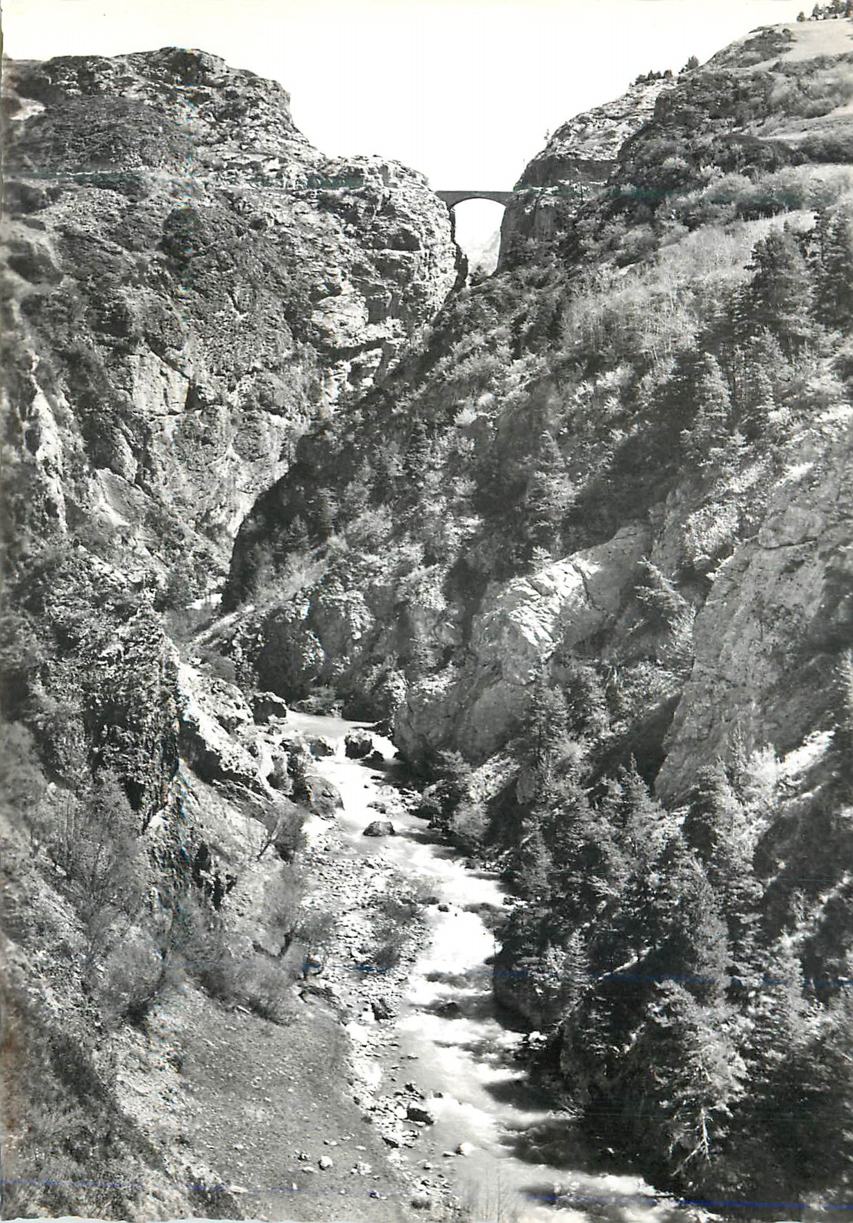 CPM Environs de Barcelonnette (B A) Route des Grandes Alpes Pont du Chatelet (hauteur 110 metres)