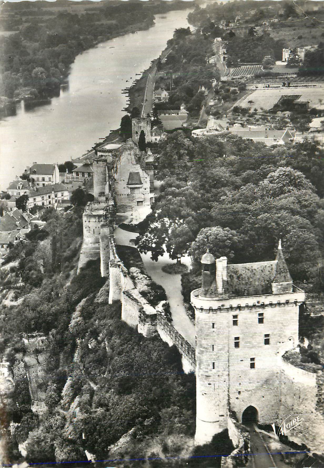 CPM Chinon (Indre et Loire) Les Merveilles du Val de Loire La Tour de l'Horloge Le Chateau et la Vienne vus d'avion