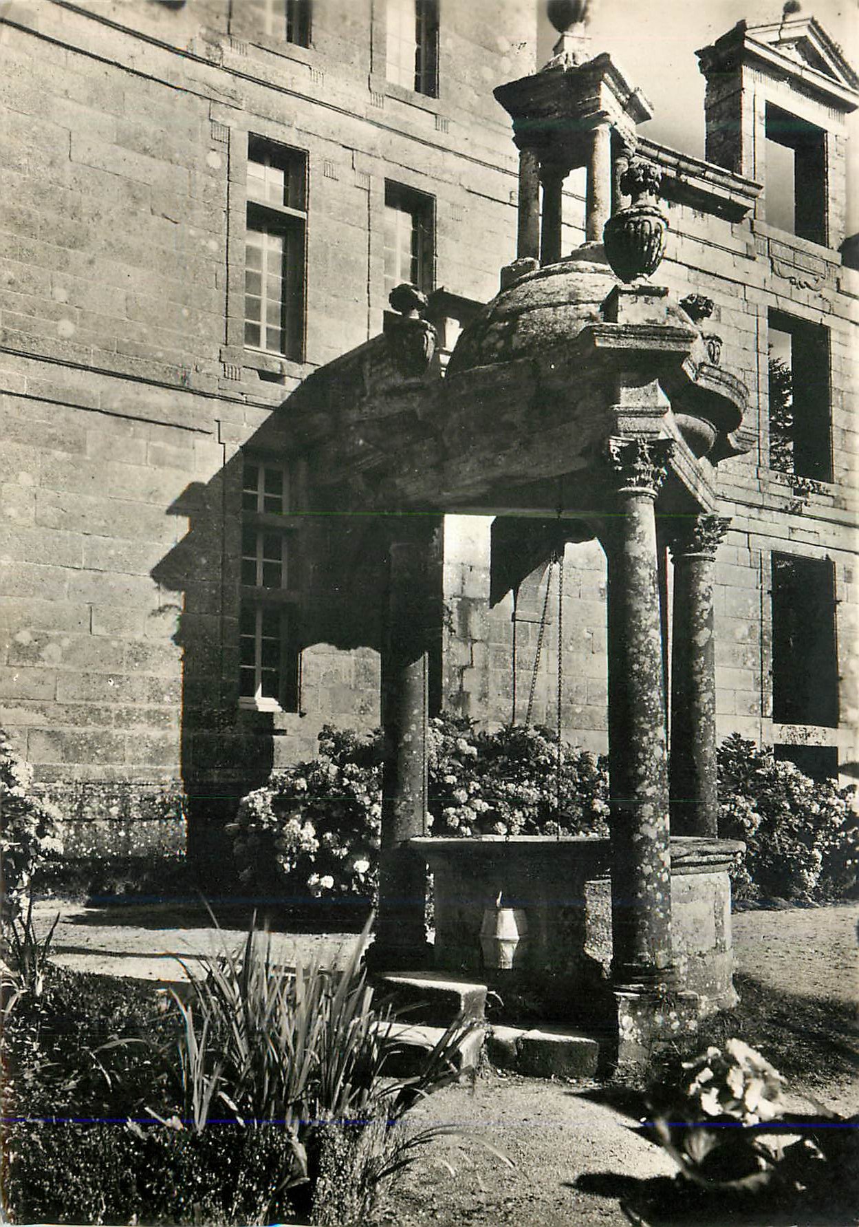Fontaine à colonnes — jardin du château — éditeur non visible