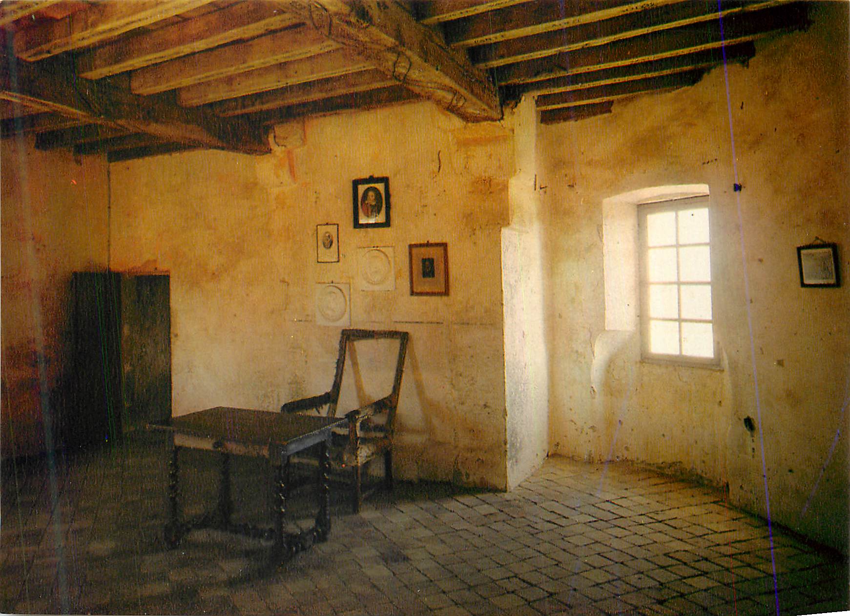 Intérieur d'une pièce ancienne — plafond en bois apparent — éditeur non identifiable