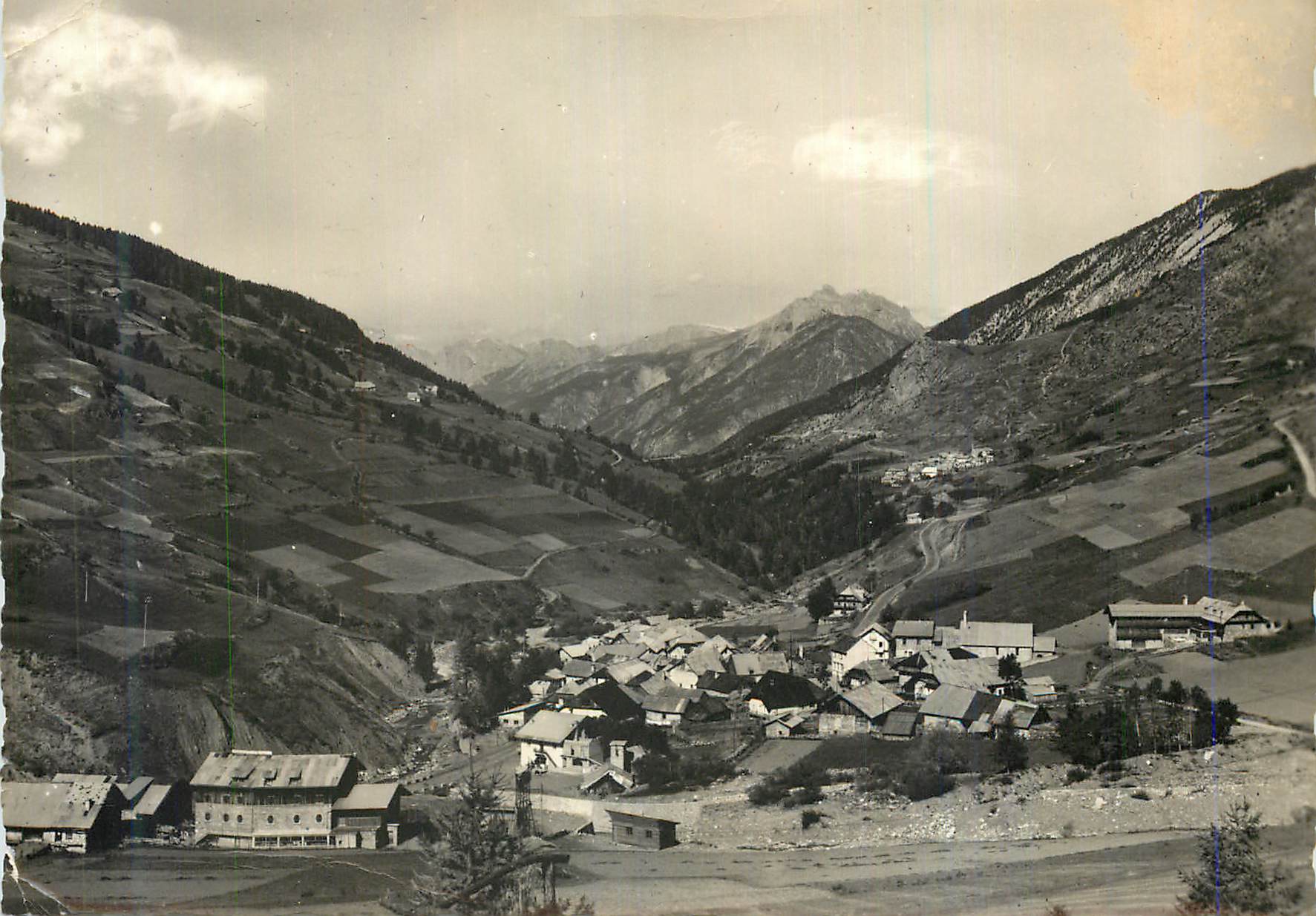 Village alpin en vallée — vue panoramique — éditeur inconnu