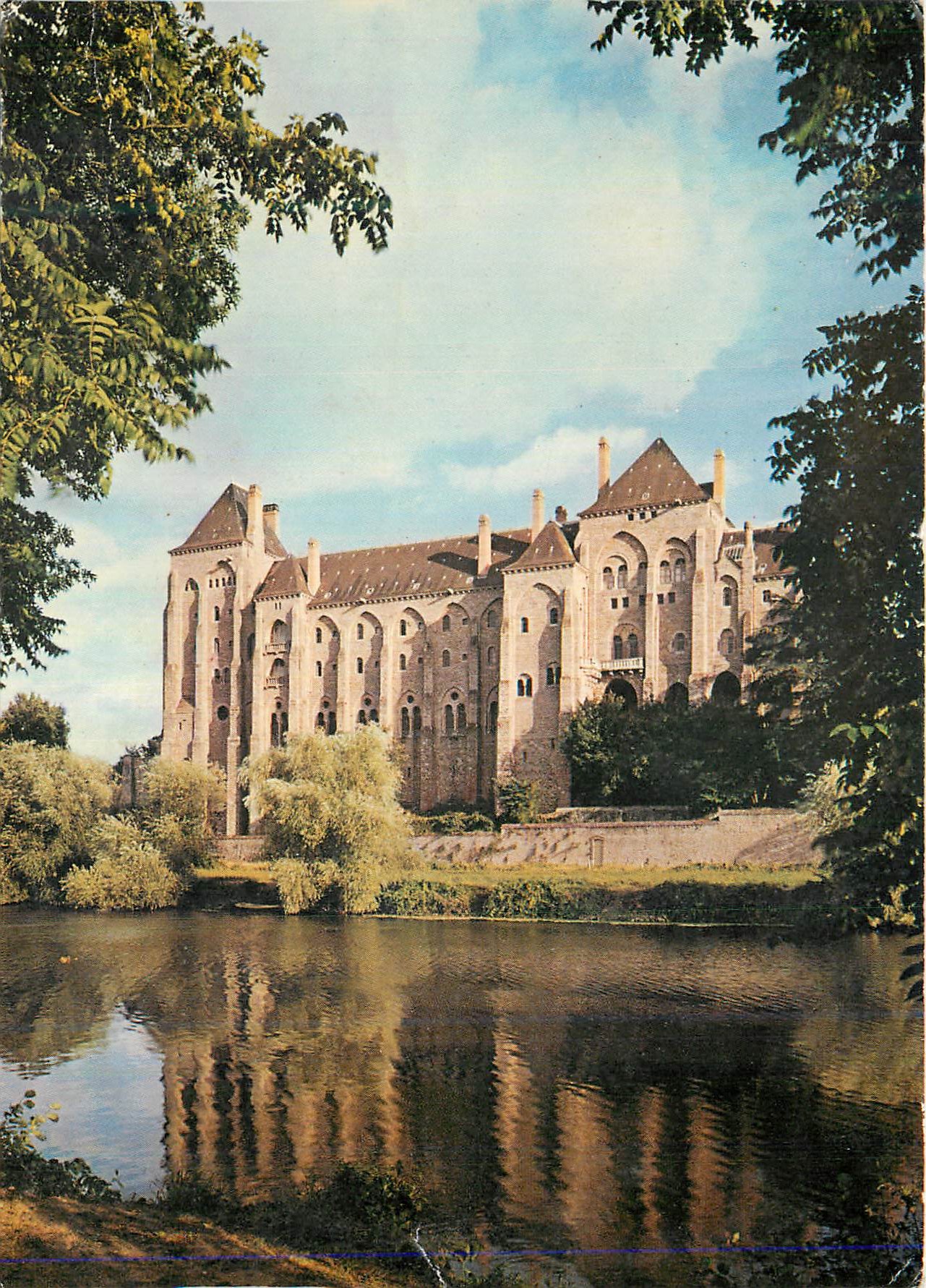 CPM Abbaye de Saint Pierre de Solesmes (Sarthe) La Facade Nord sur la Sarthe