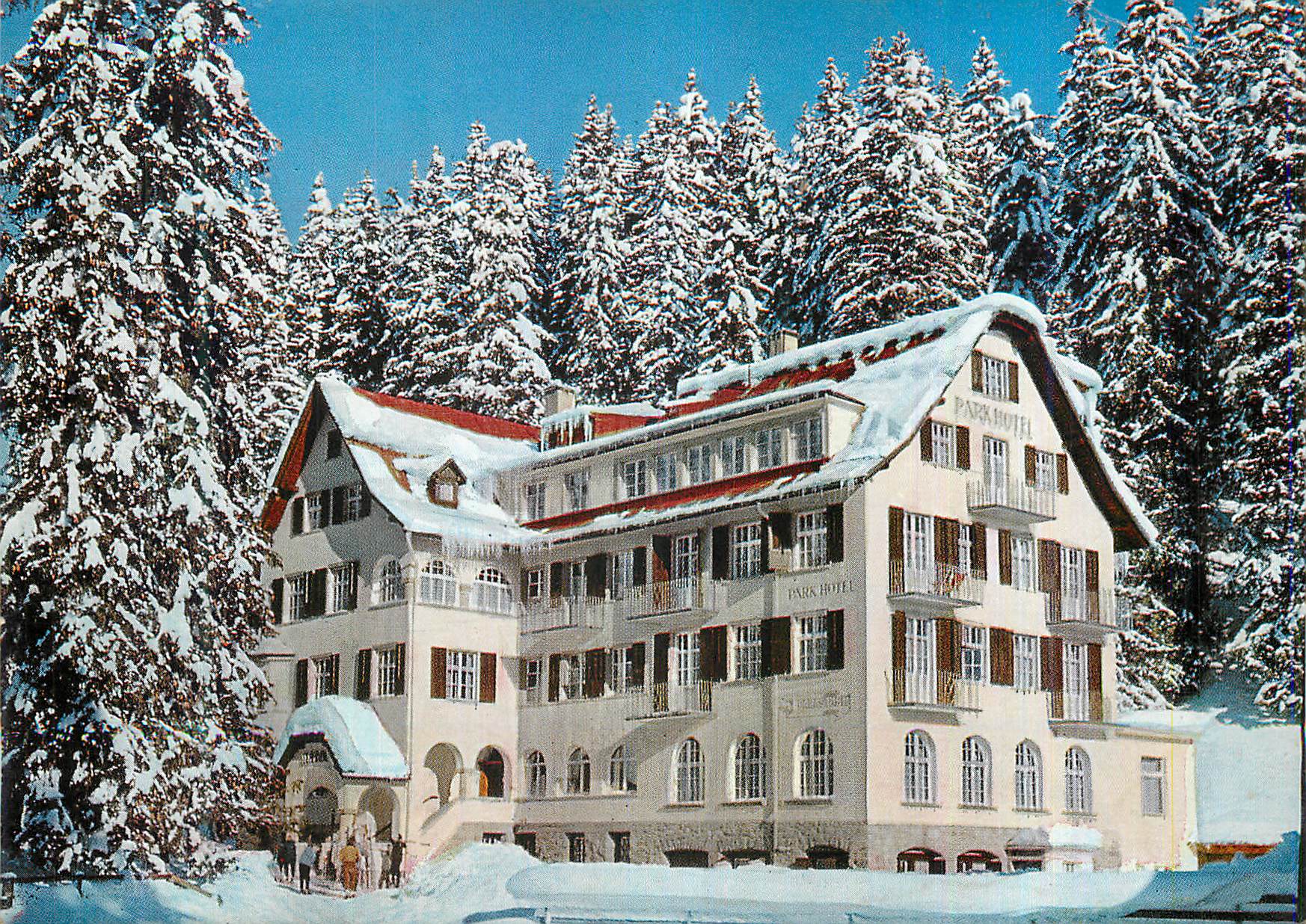Park Hotel — hôtel enneigé au milieu de forêts de sapins — éditeur non visible