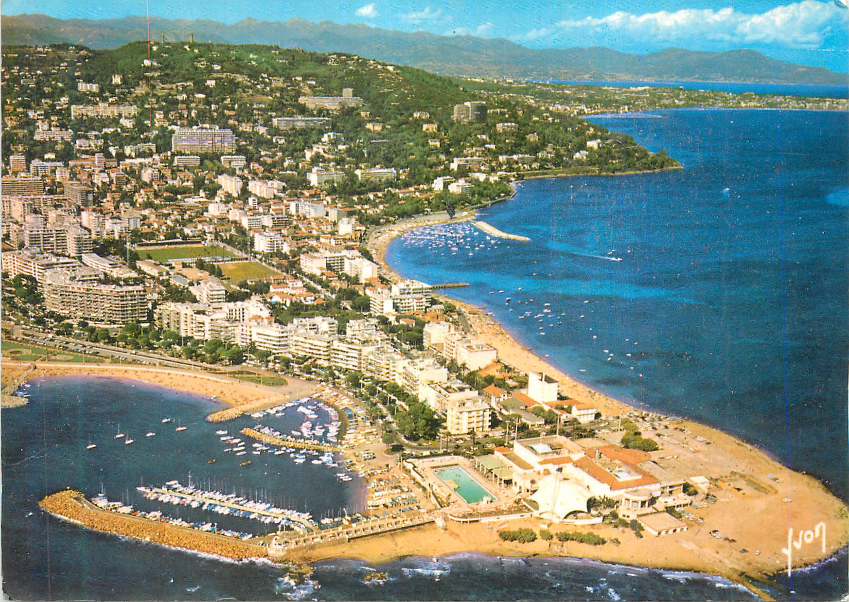 CPM Cannes (Alpes Maritimes) La Cote d'Azur Couleurs et Lumieres de France Pointe de la Croisette et Palm Beach