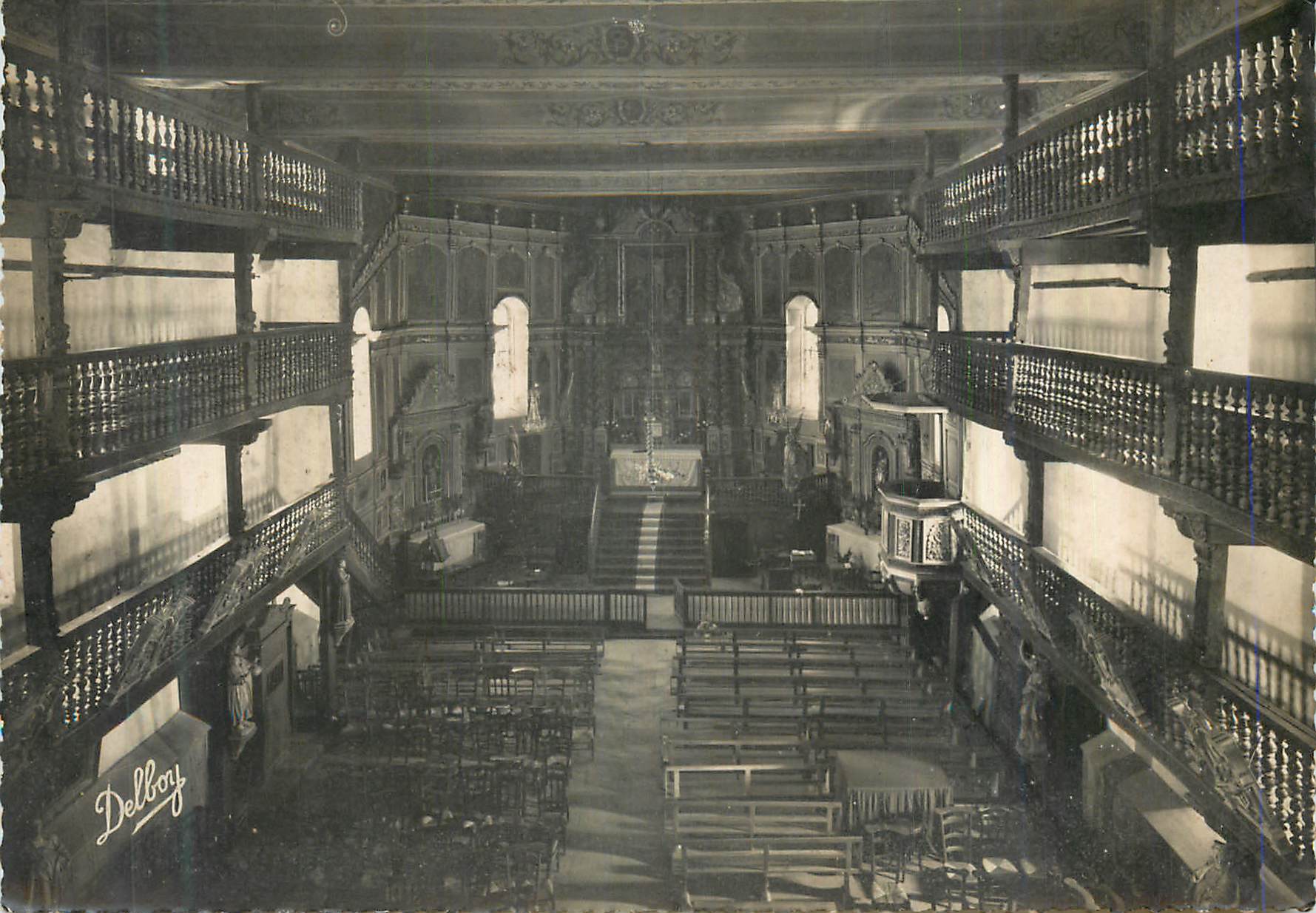 Intérieur d'une église — balcons en bois sculpté — éditeur Dellborg