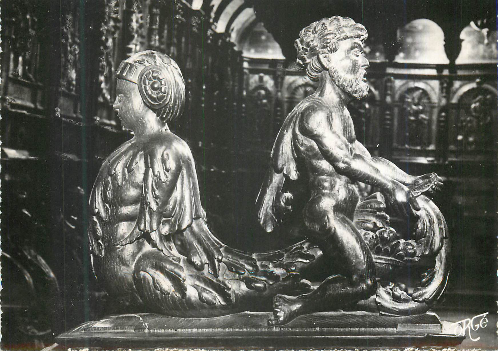 Deux statues sculptées — éditeur ORGE, n° de série non lisible