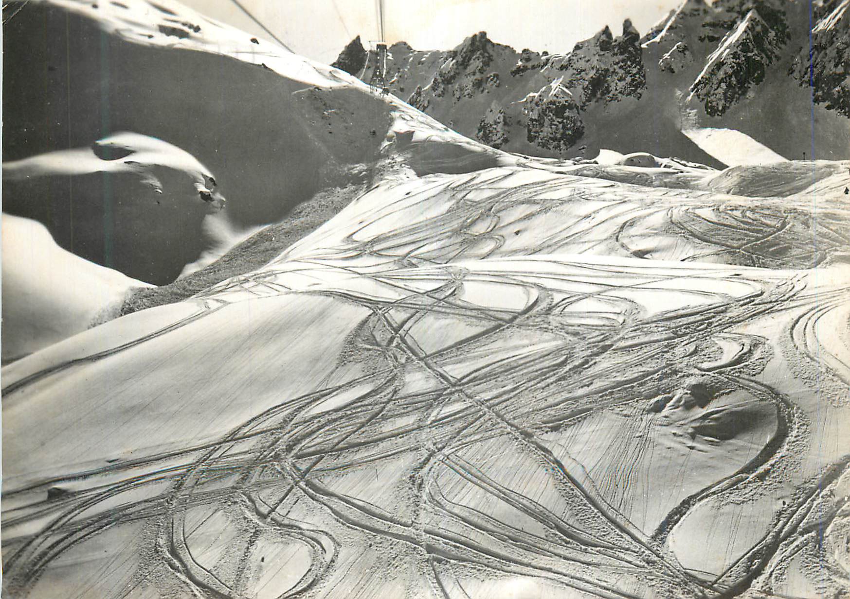 CPM Courchevel 1850 (Savoie) Poudreuse sur les pistes de Descente de la Saulire