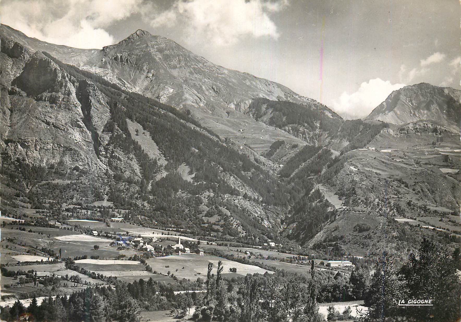 La Cigogne — vue panoramique des montagnes et du village — La Cigogne