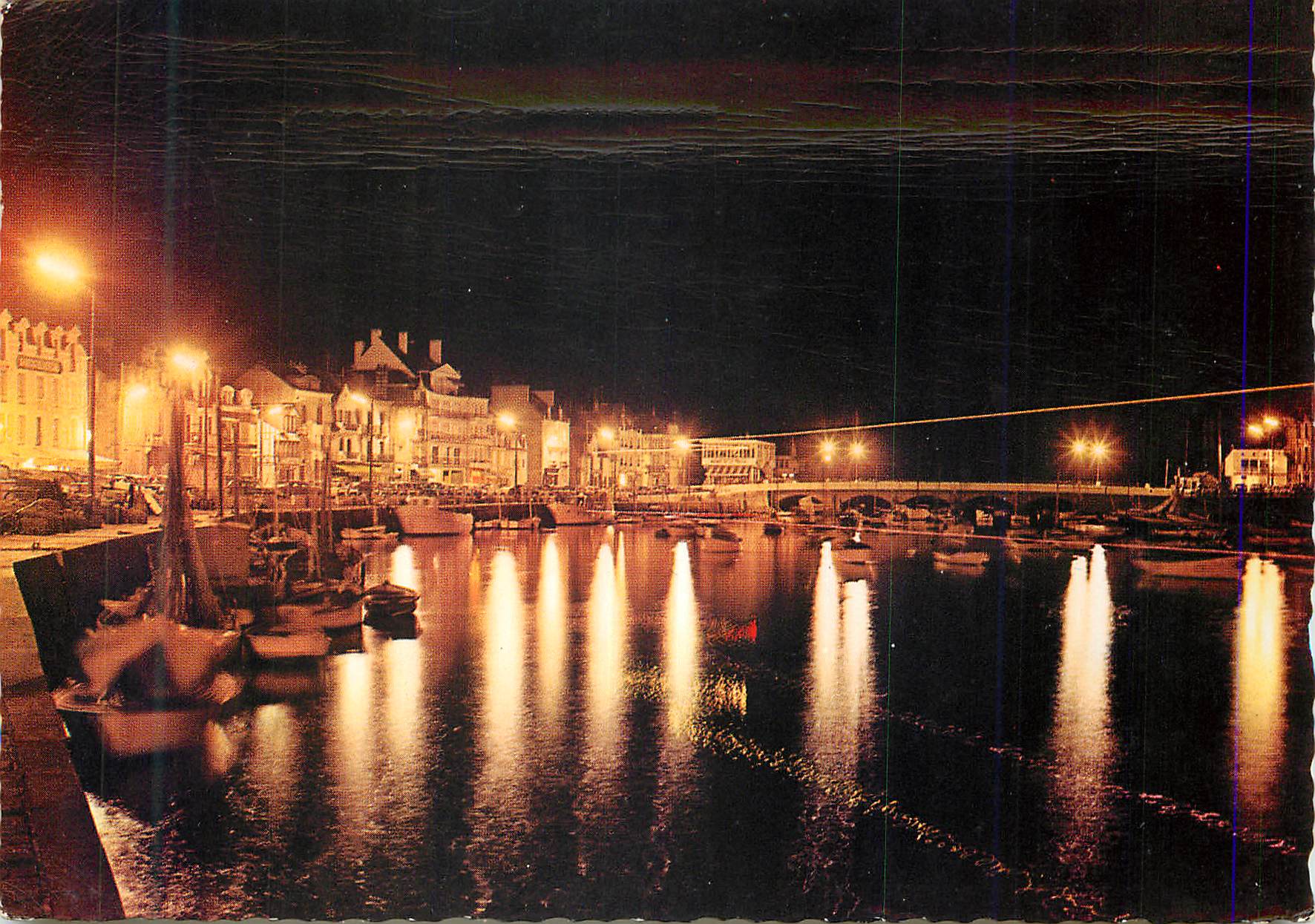 CPM La Cote d'Amour (Loire Atl) Le Pouliguen La Nuit Feerie Nocturne dans le Port Bateaux