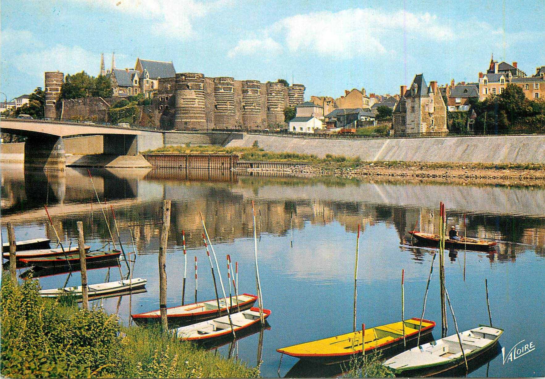 CPM Angers (Maine et Loire) Les Merveilles du Val de Loire La Maine et le Château Bateaux
