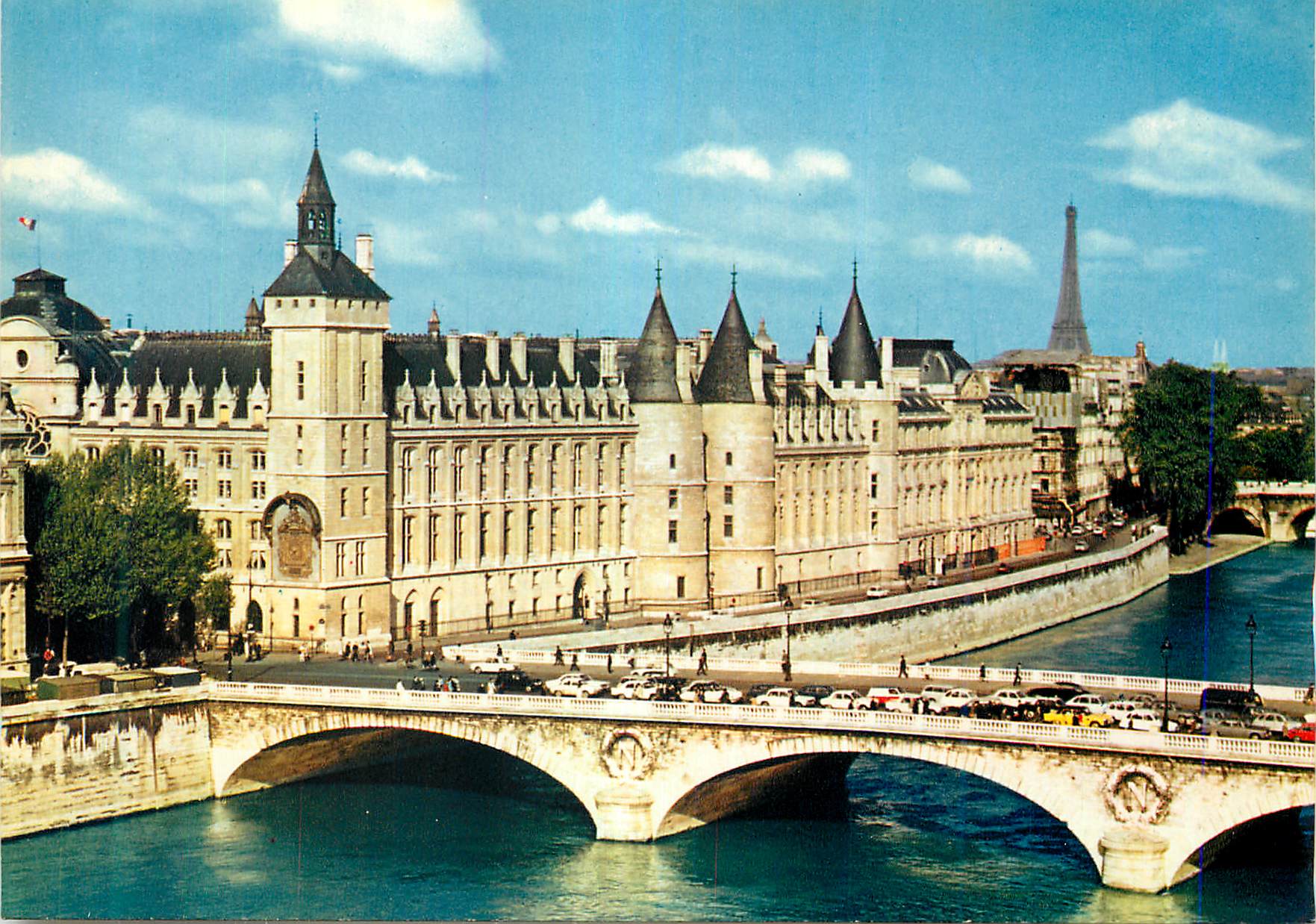 CPM Paris La Conciergerie et la Seien a l'Arriere plan La Tour Eiffel 
