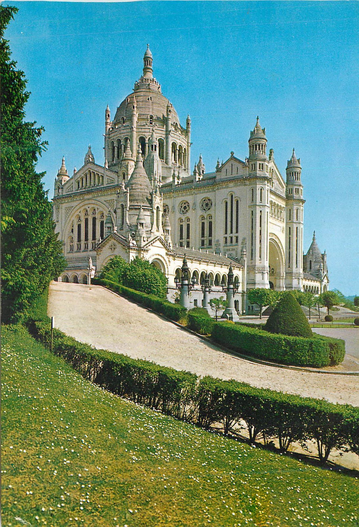 CPM Lisieux (Calvados) La Basilique Sainte Therese