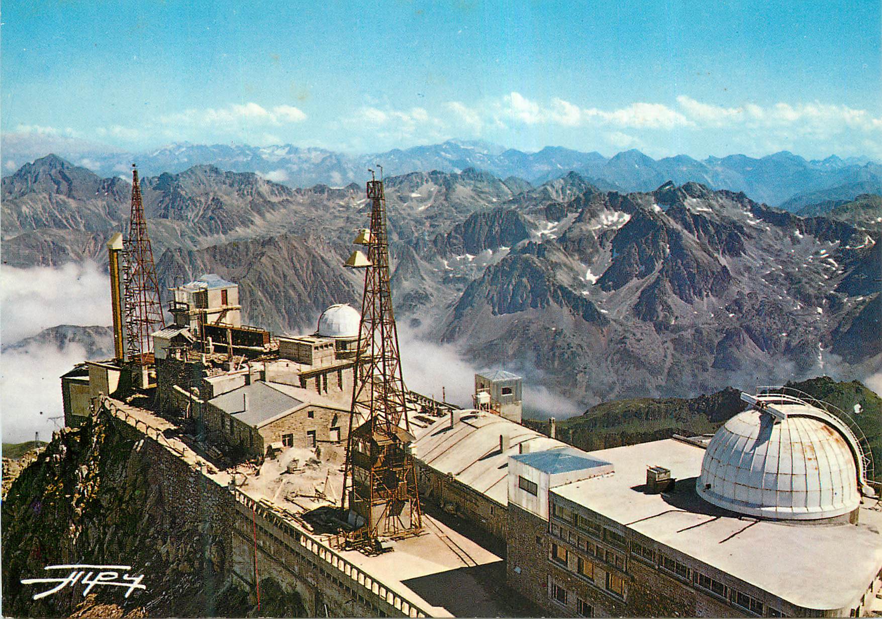 CPM Les Pyrenees L'Observatoire du Pic du Midi de Bigorre (2860 m) devant la Chaine des Pyrenees