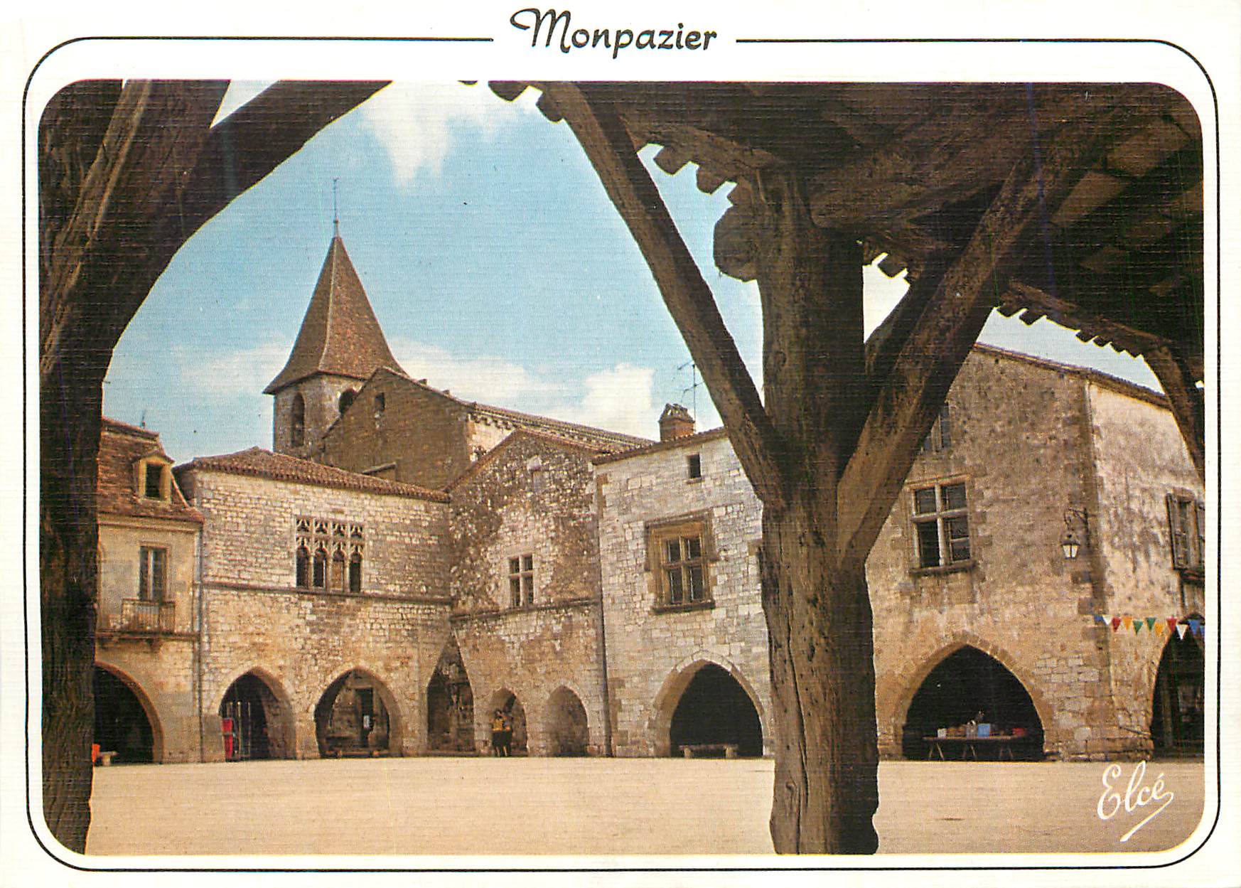 Monpazier — Marktplatz von unten unter einem Portal gesehen — Verlag Elcée