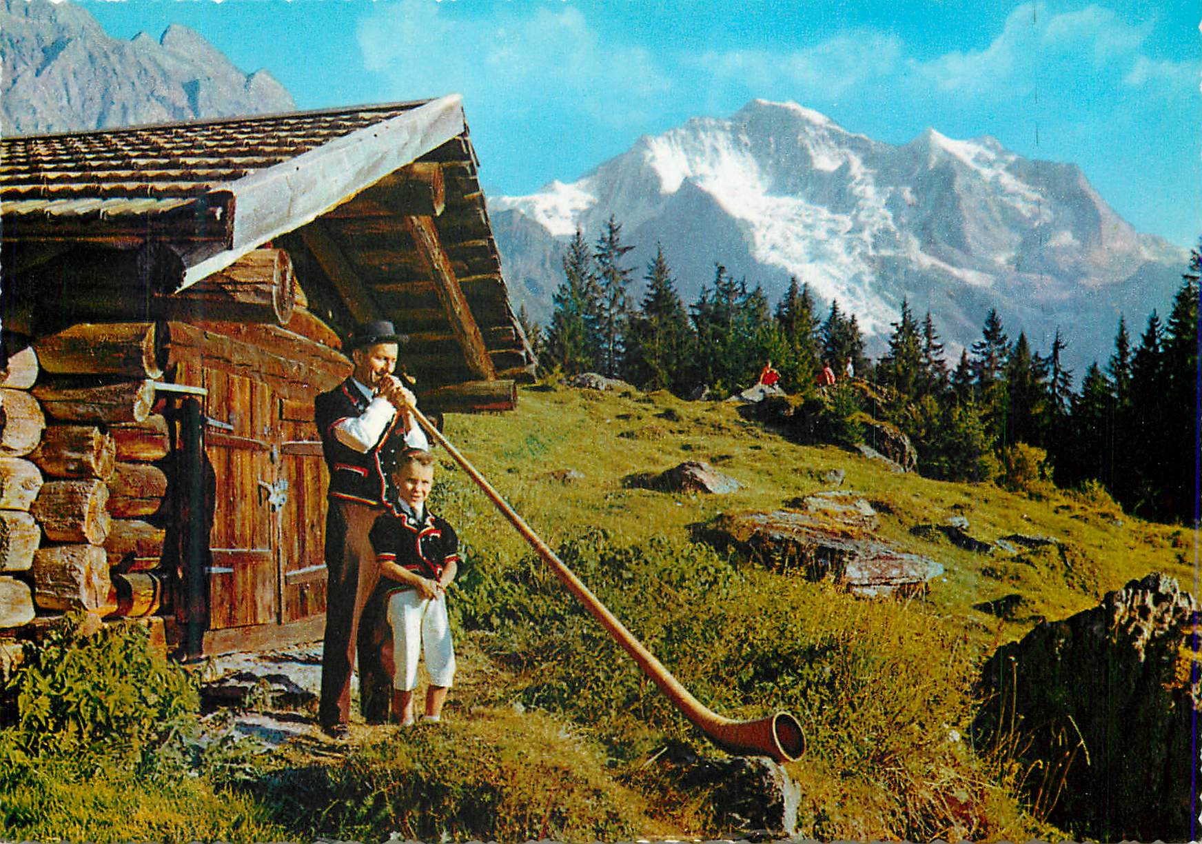 CPM Wengen Joueur du Cor des Alpes et son Fils Au Fond La Jungfrau (4166 m) Folklore