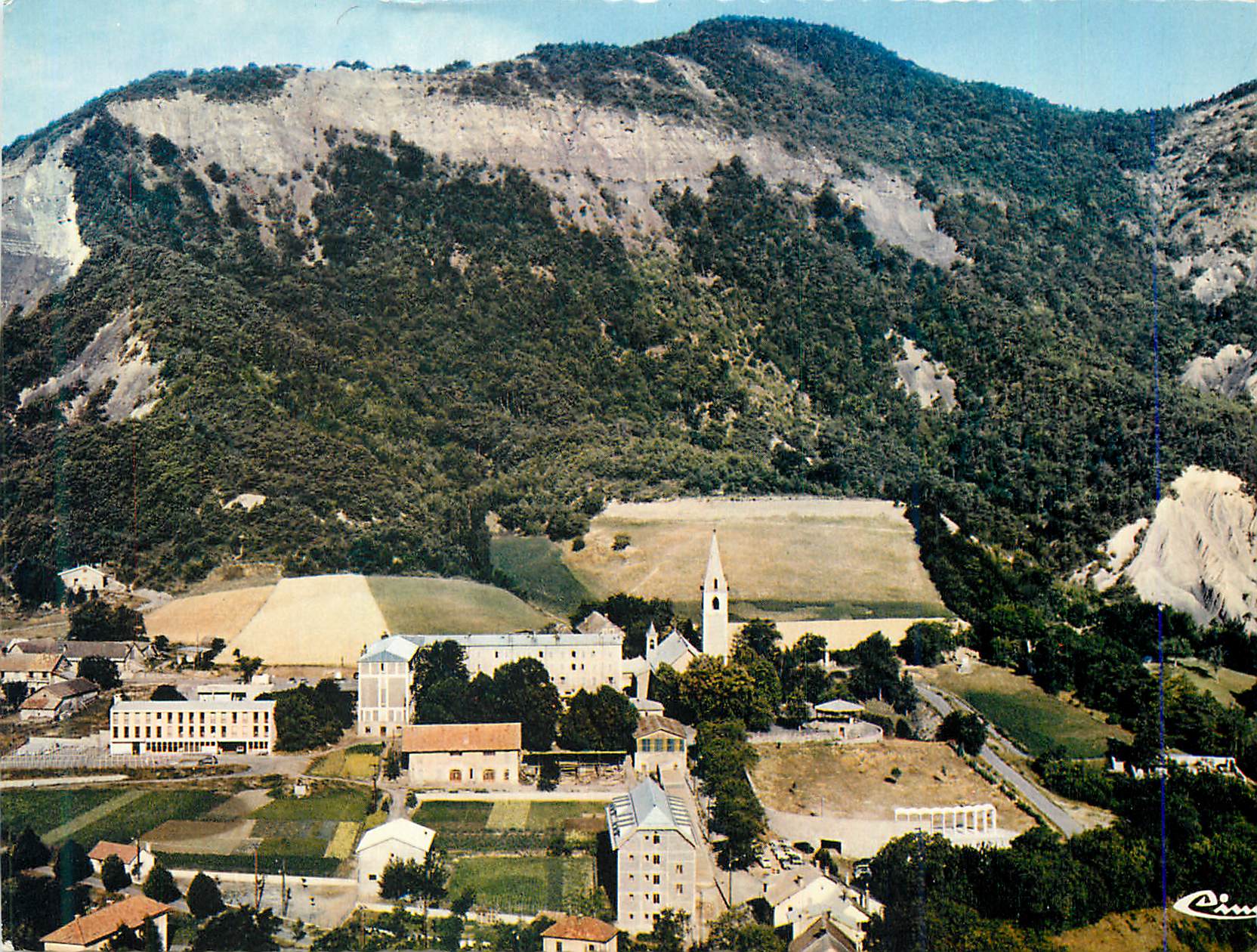 Village alpin avec église — vue aérienne — éditeur Cine