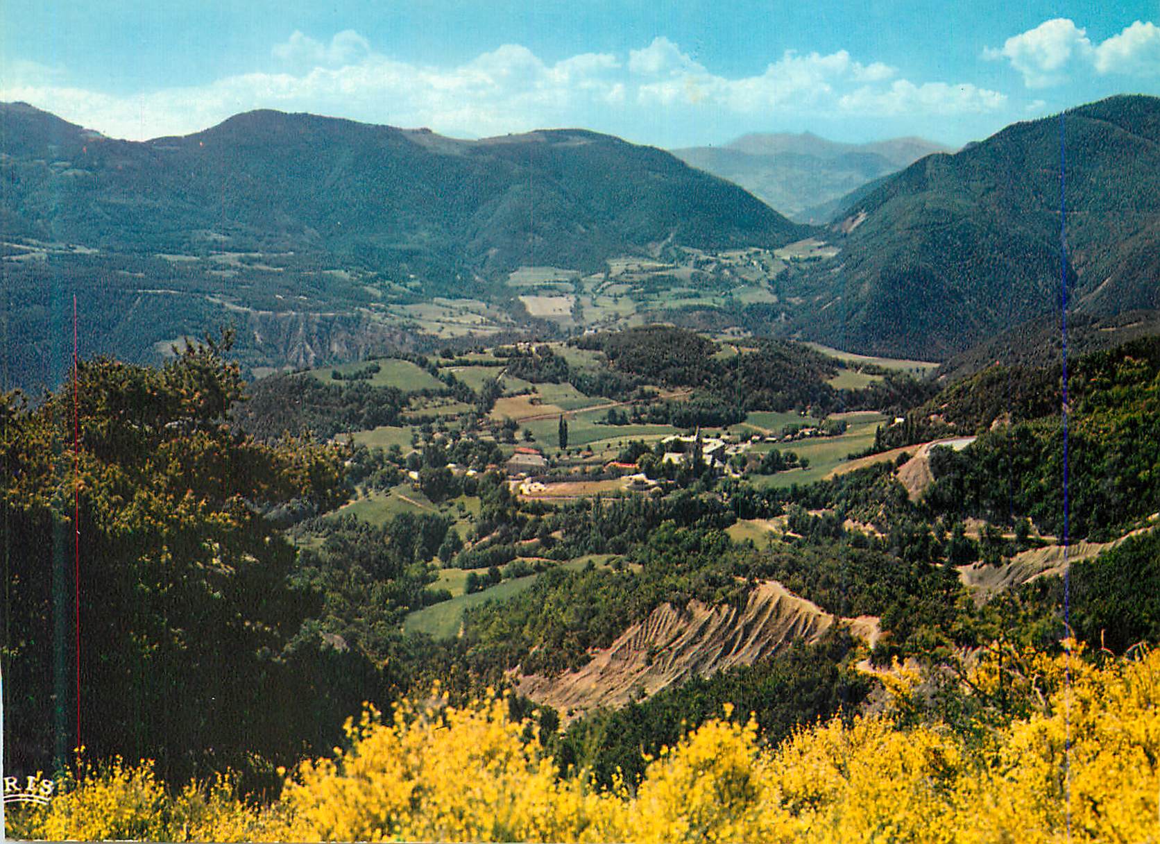 Vue panoramique sur un village encaissé — R.E.S. éditeur