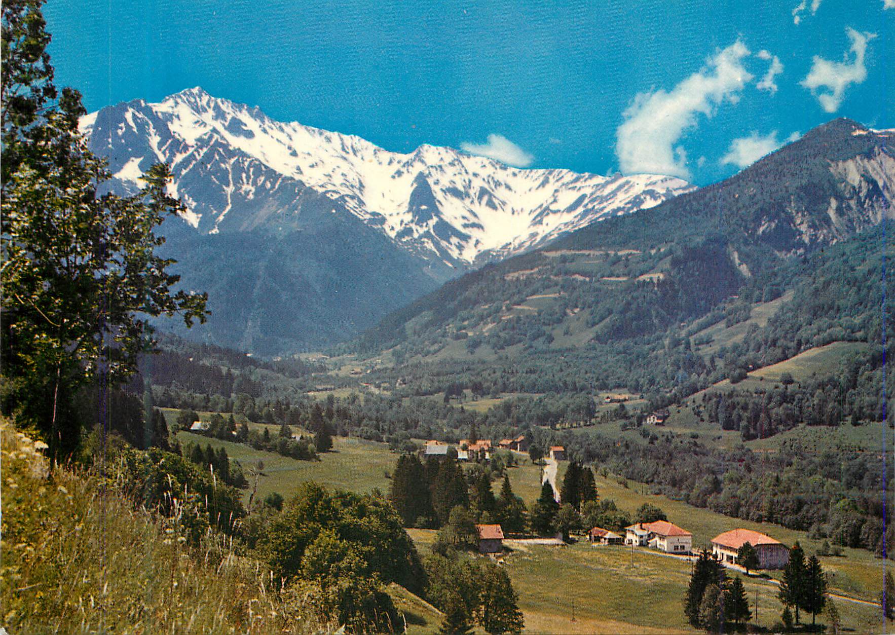 Vallée alpine enneigée — vue panoramique — éditeur non identifiable